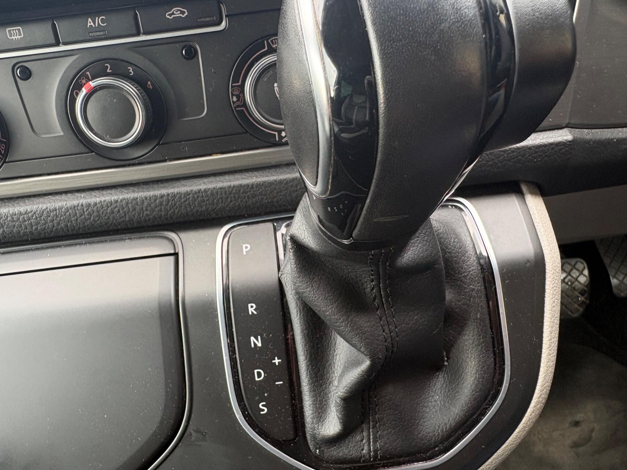 Volkswagen Transporter view 20