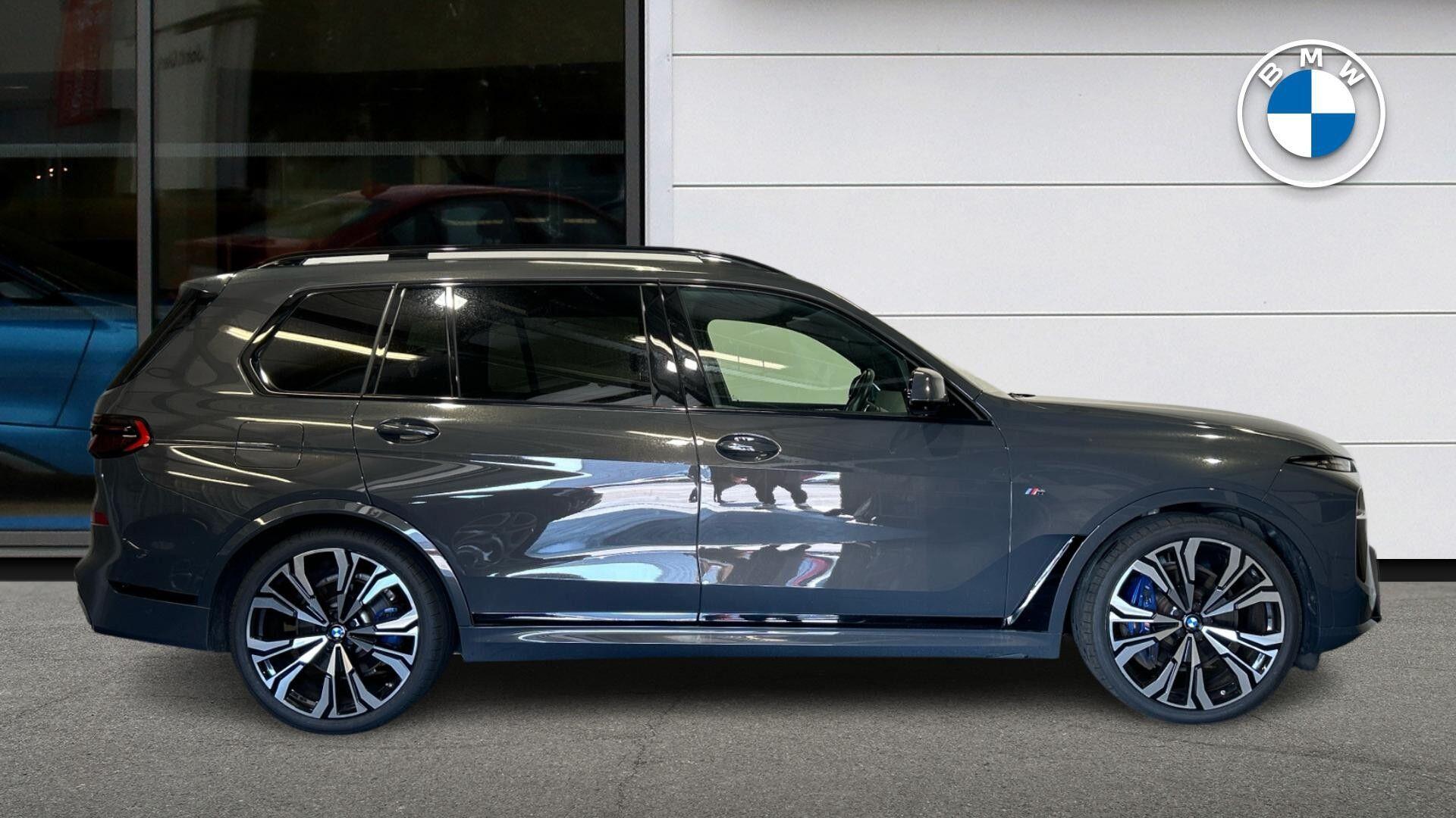 BMW X7 view 3