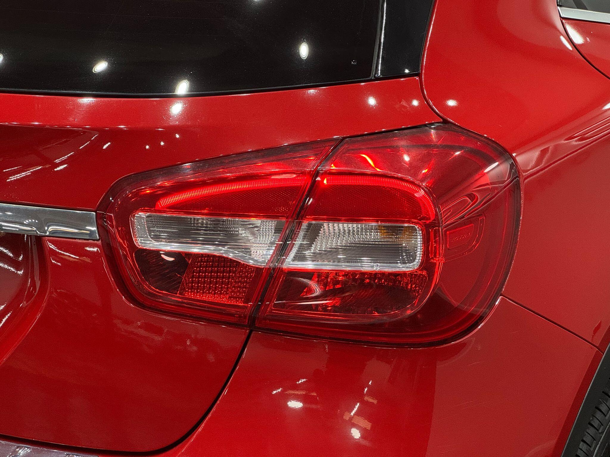 Mercedes-Benz GLA view 24