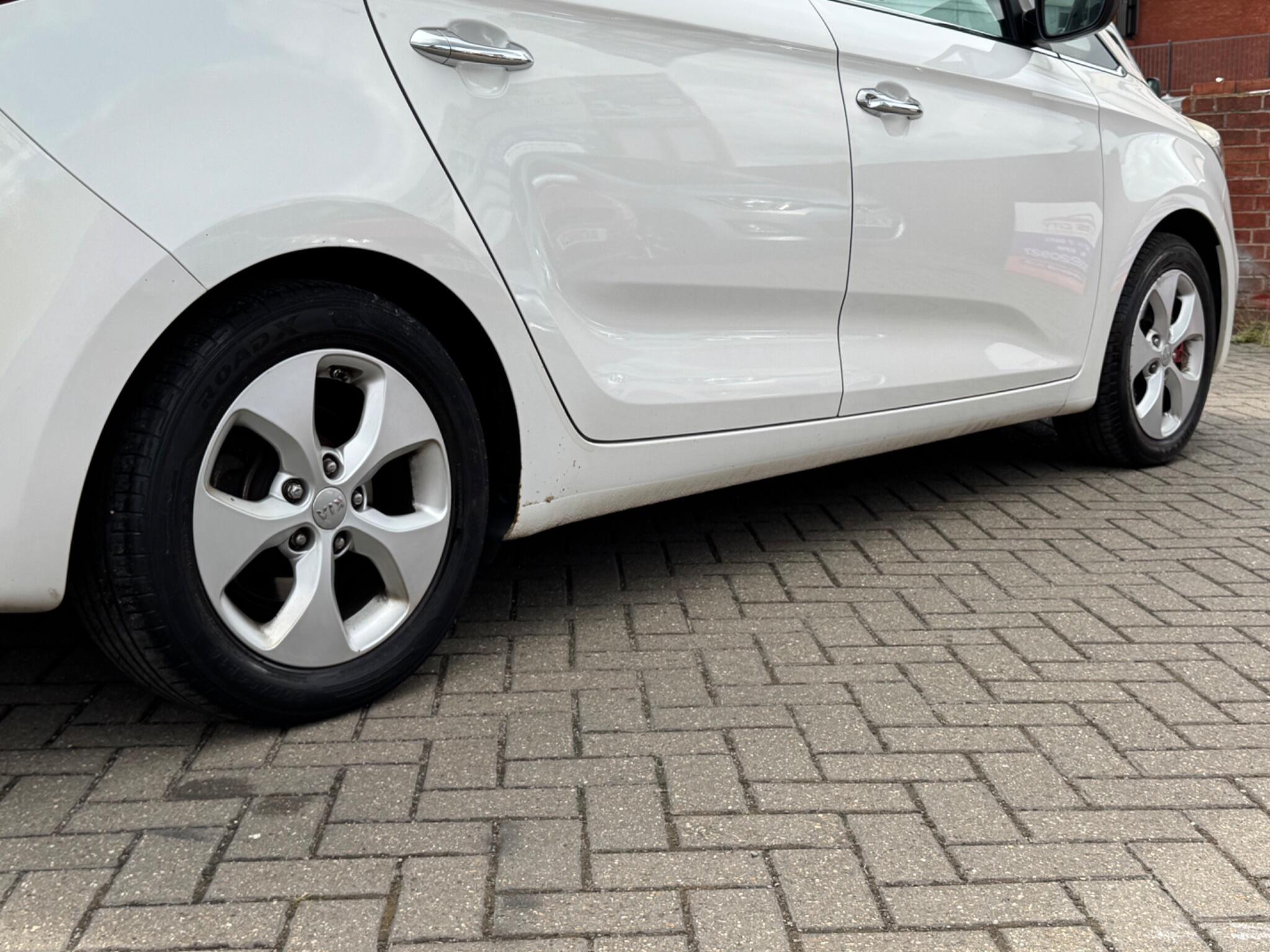 Kia Carens view 11