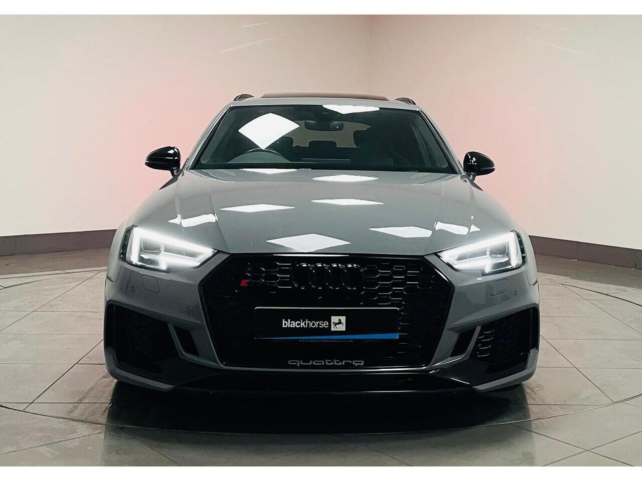 Audi RS4 view 11