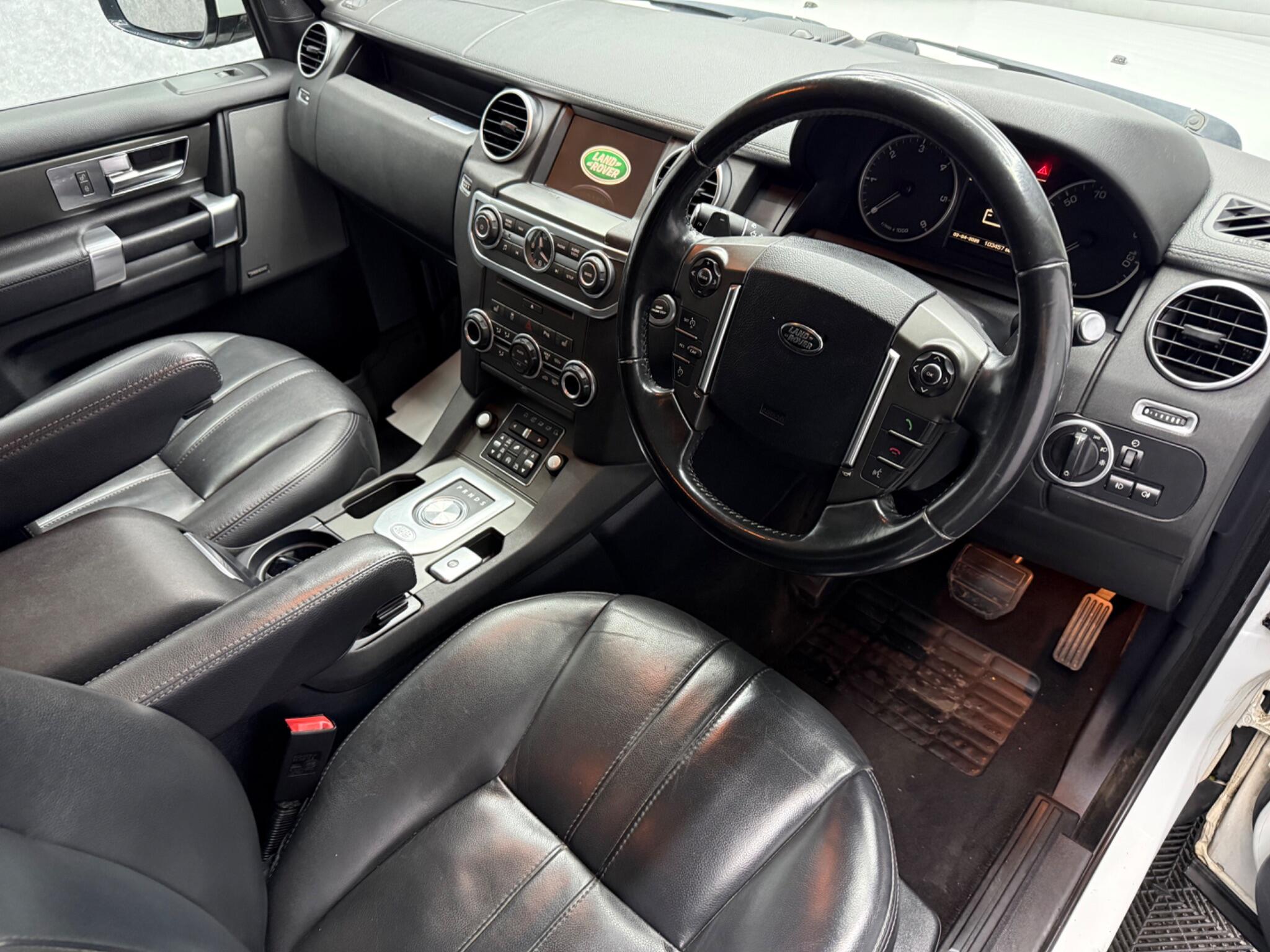 Land Rover Discovery 4 view 2
