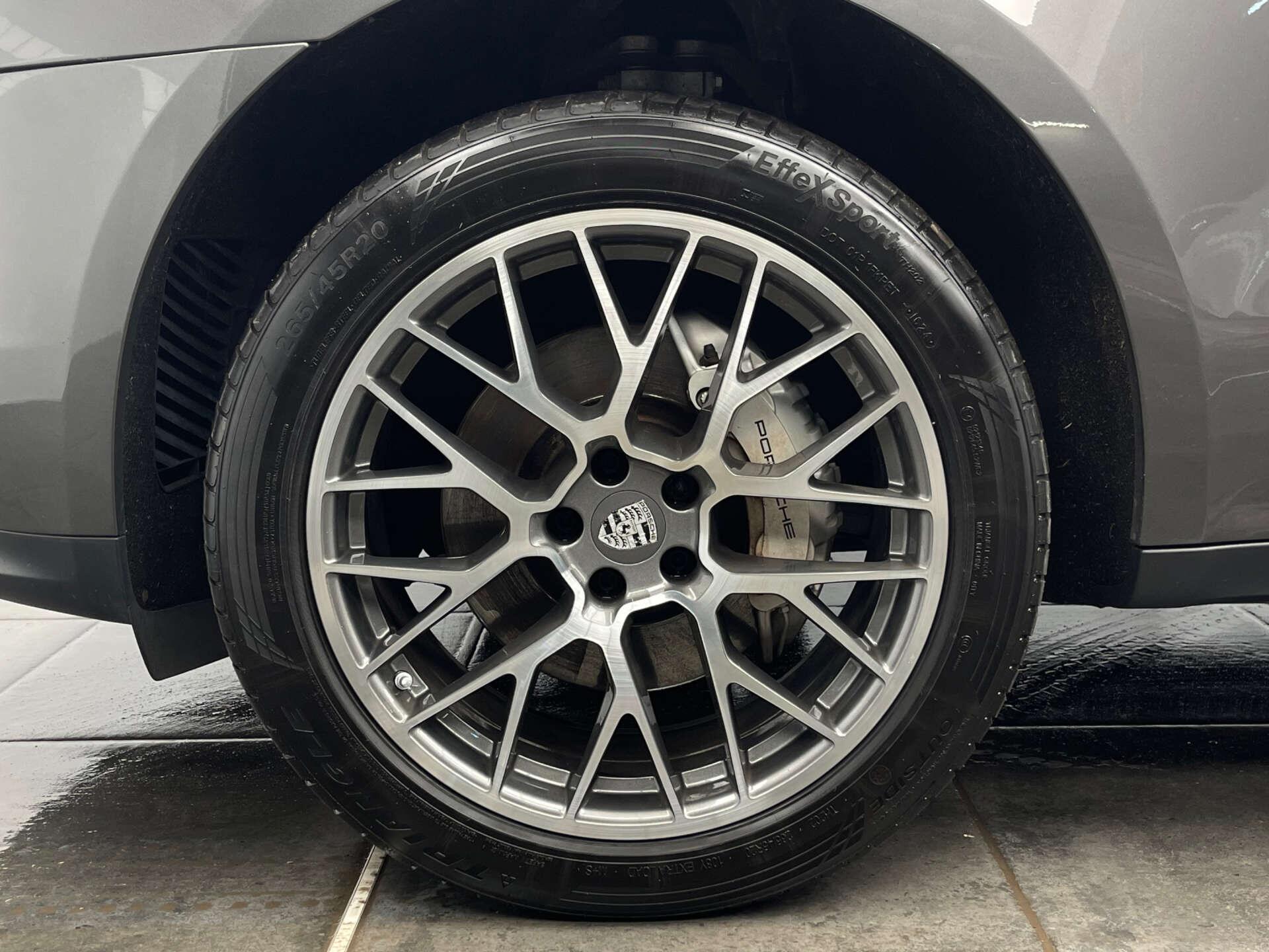 Porsche Macan view 45