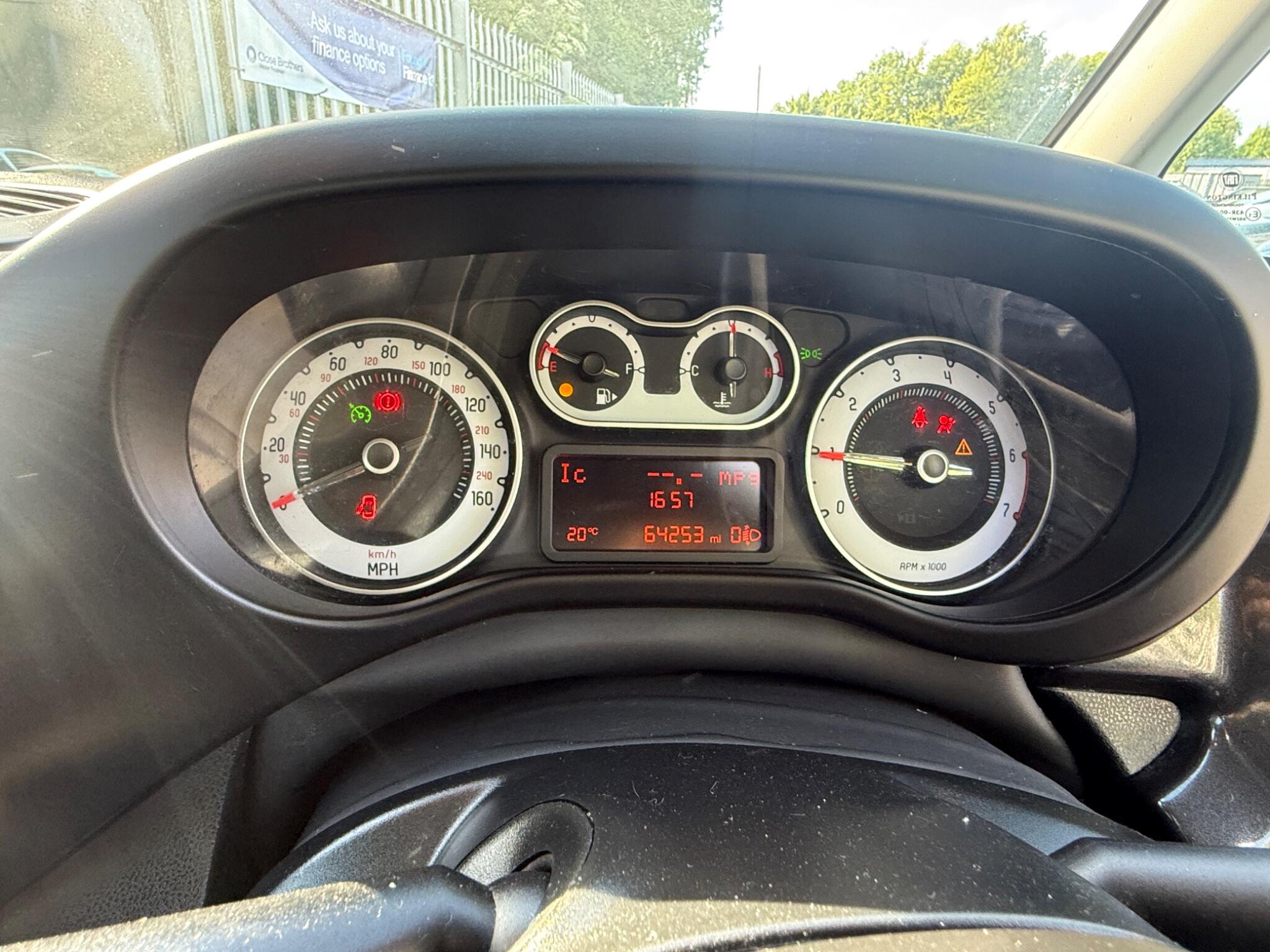 2015 Fiat 500L image 31