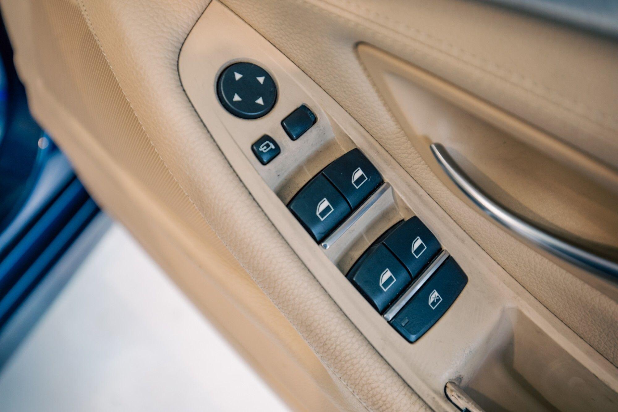 BMW 5 Series view 10