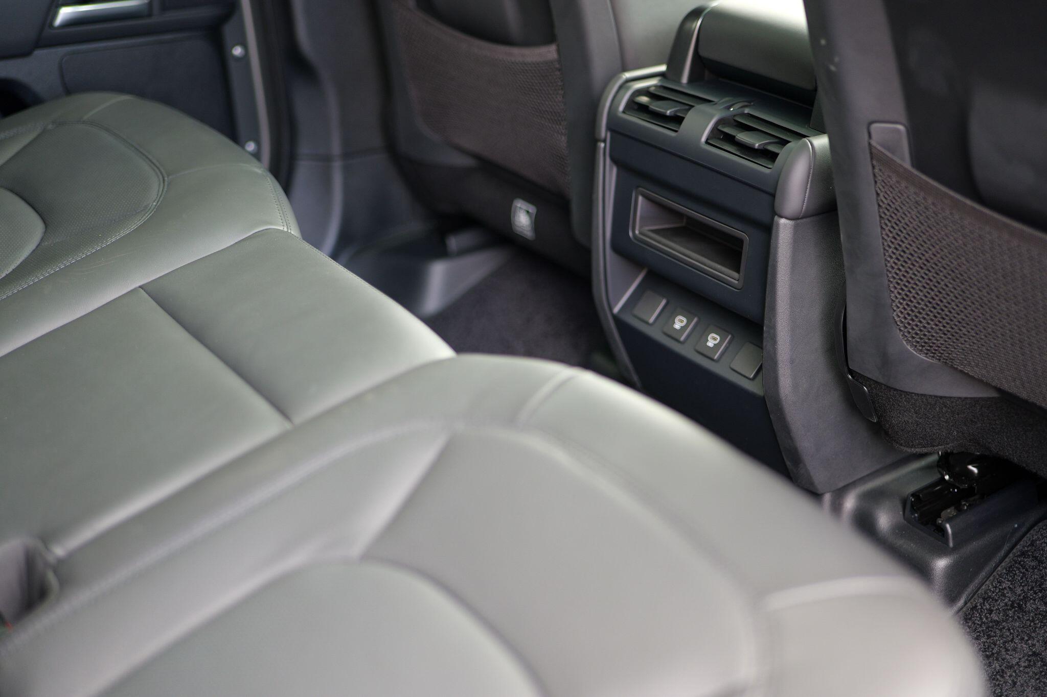 Land Rover Defender view 29