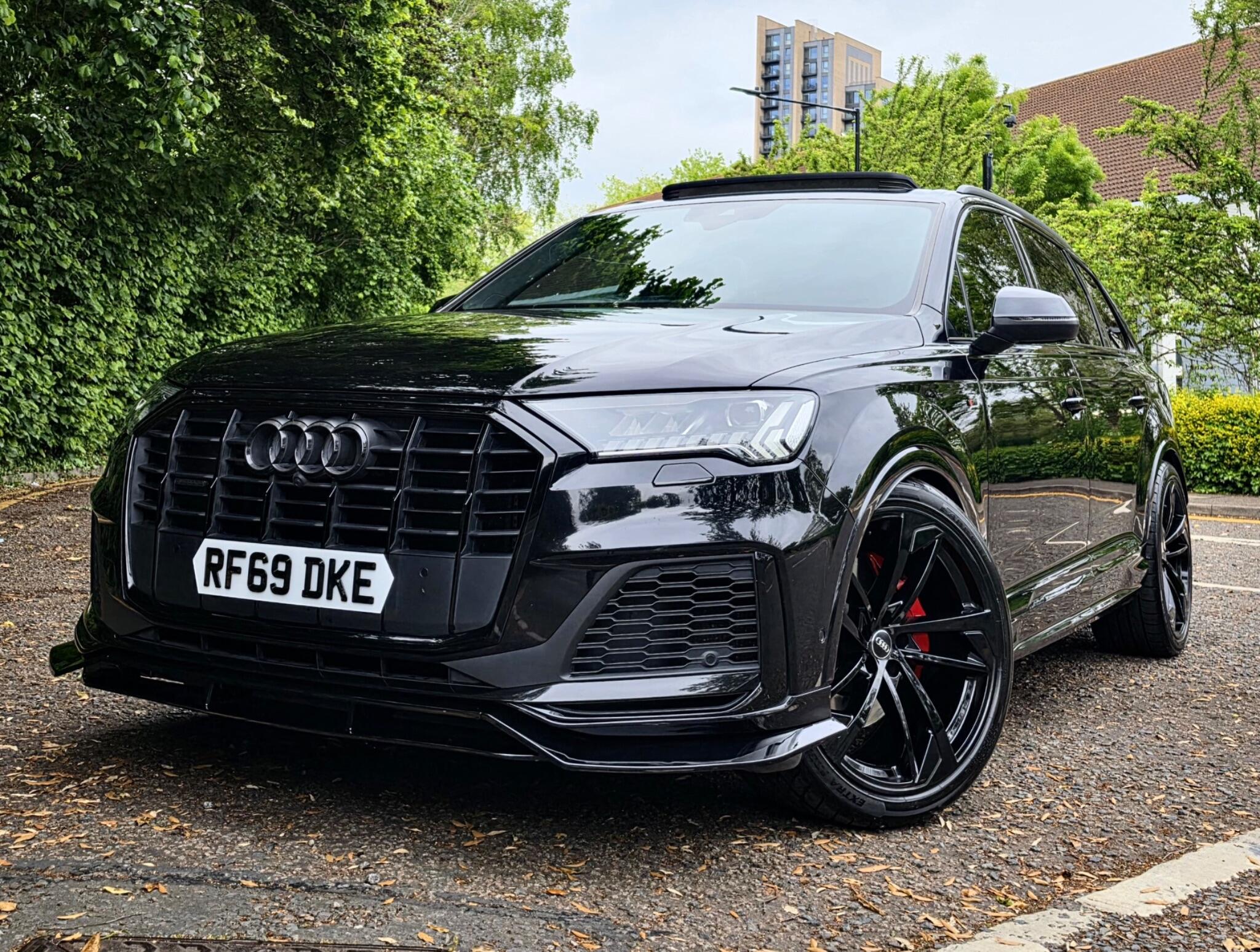 Audi Q7 view 12