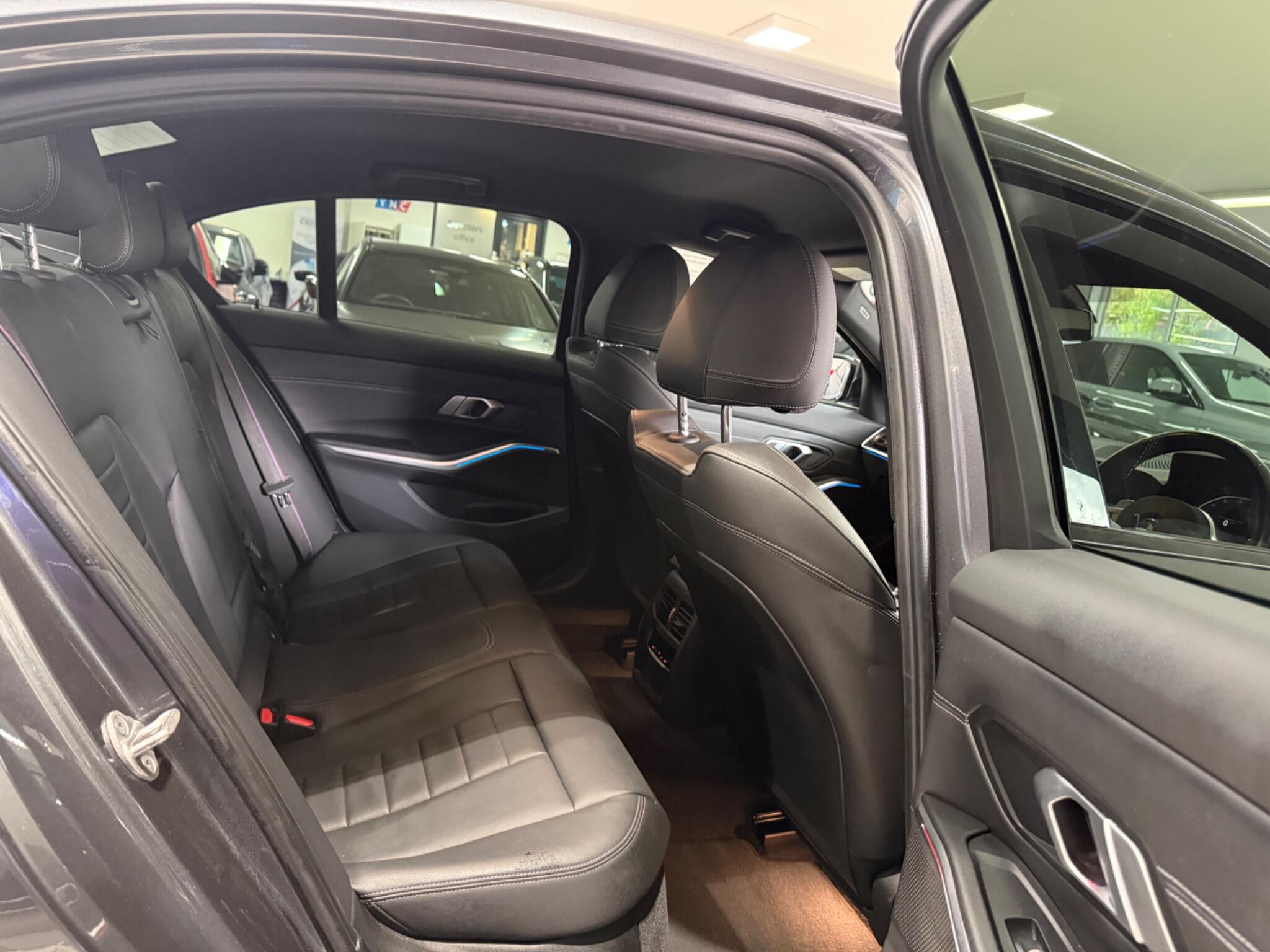 BMW 3 Series view 32