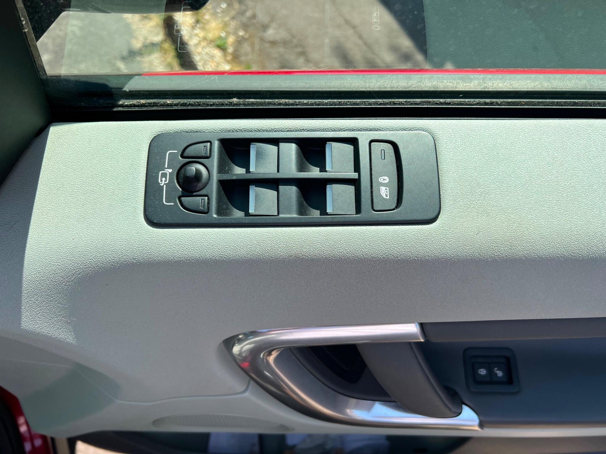 Land Rover Discovery Sport view 15
