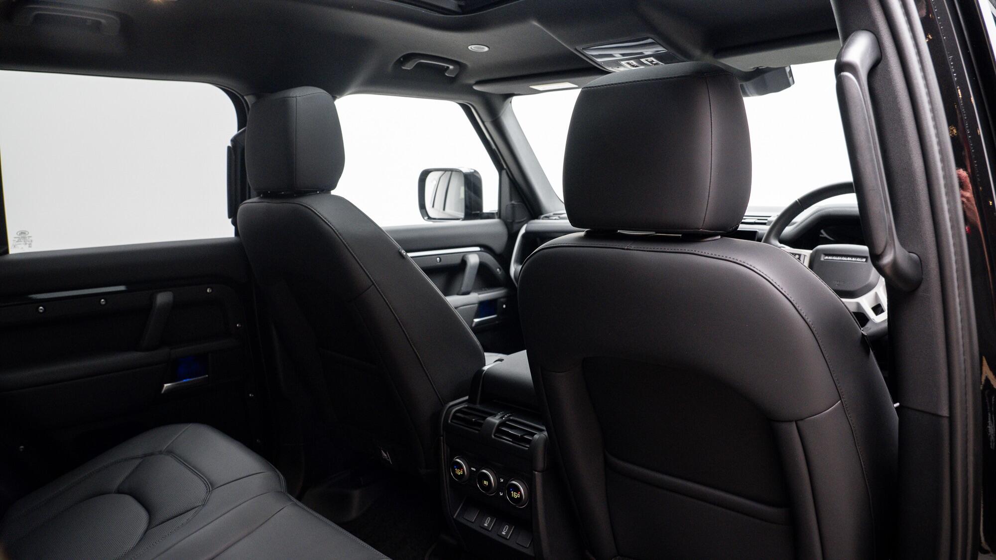 Land Rover Defender 110 view 21