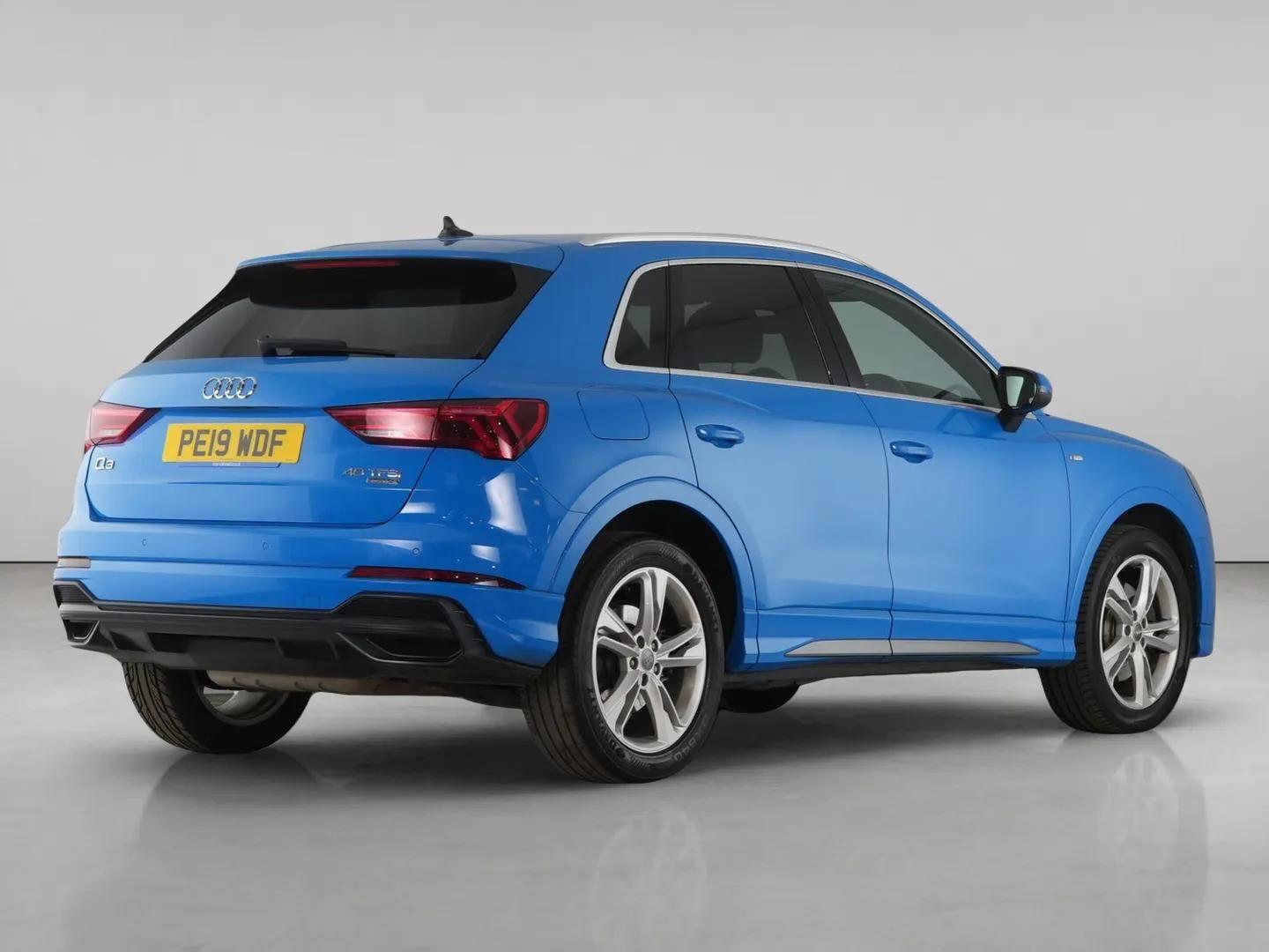 Audi Q3 view 8