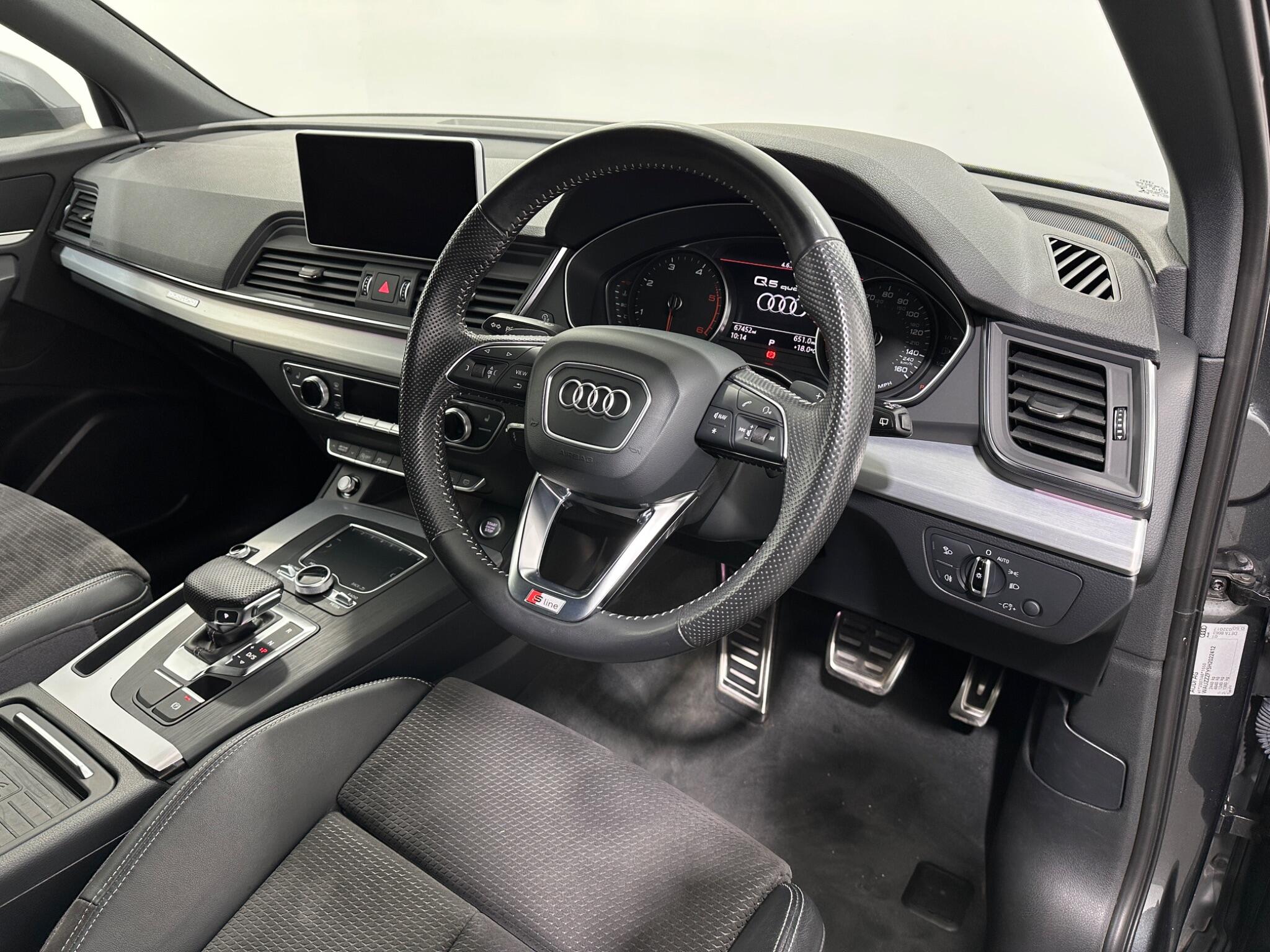 Audi Q5 view 11