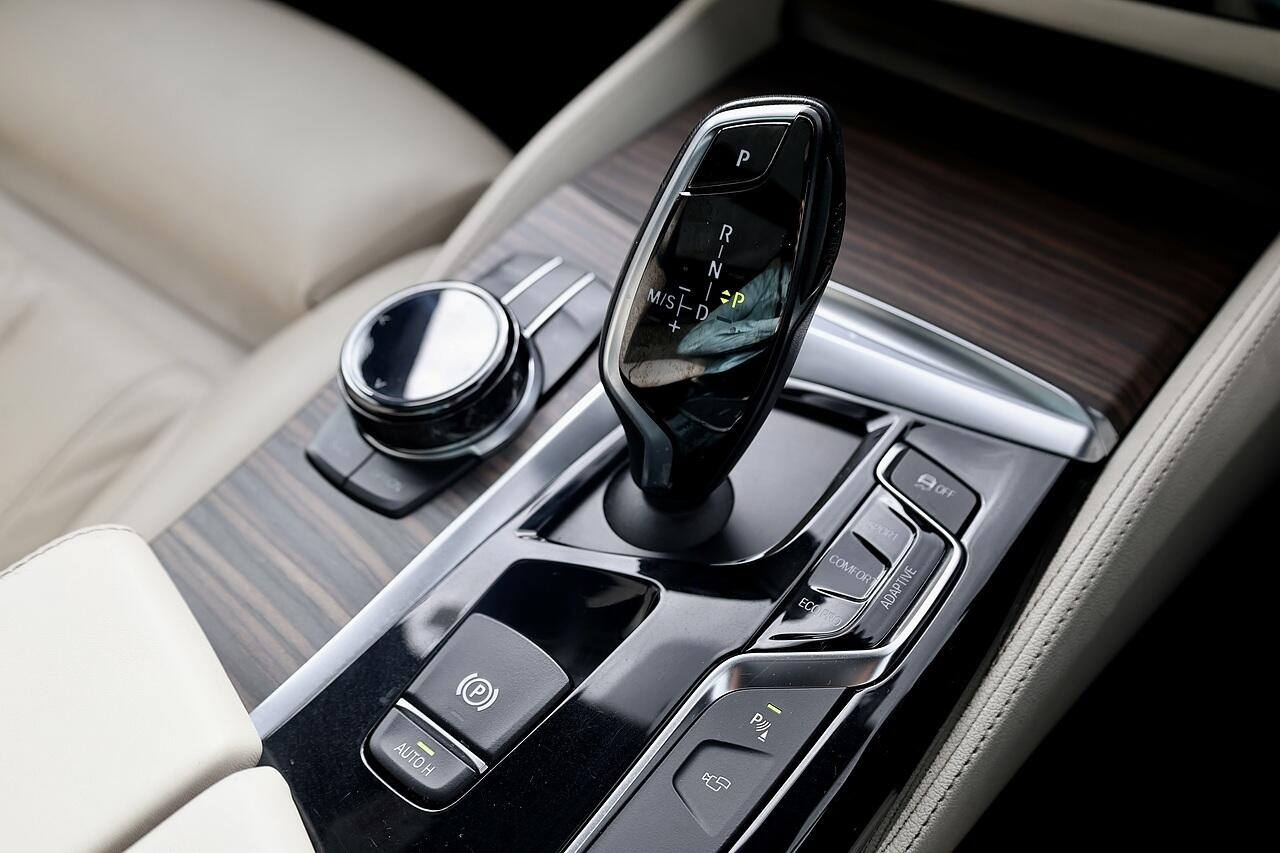 BMW 5 Series view 18