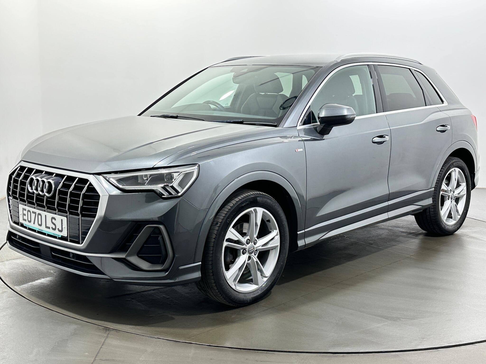 Audi Q3 view 4