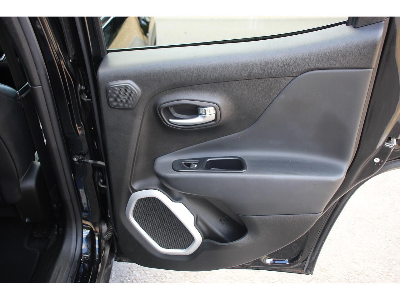 Jeep Renegade view 33