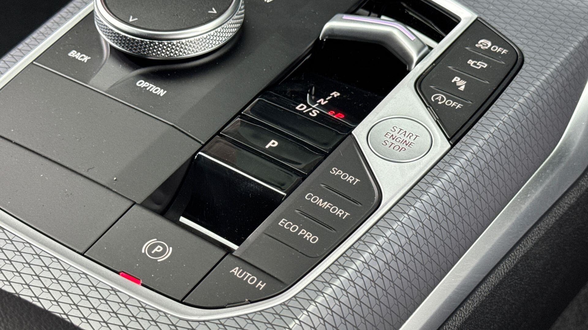 BMW 3 Series view 22