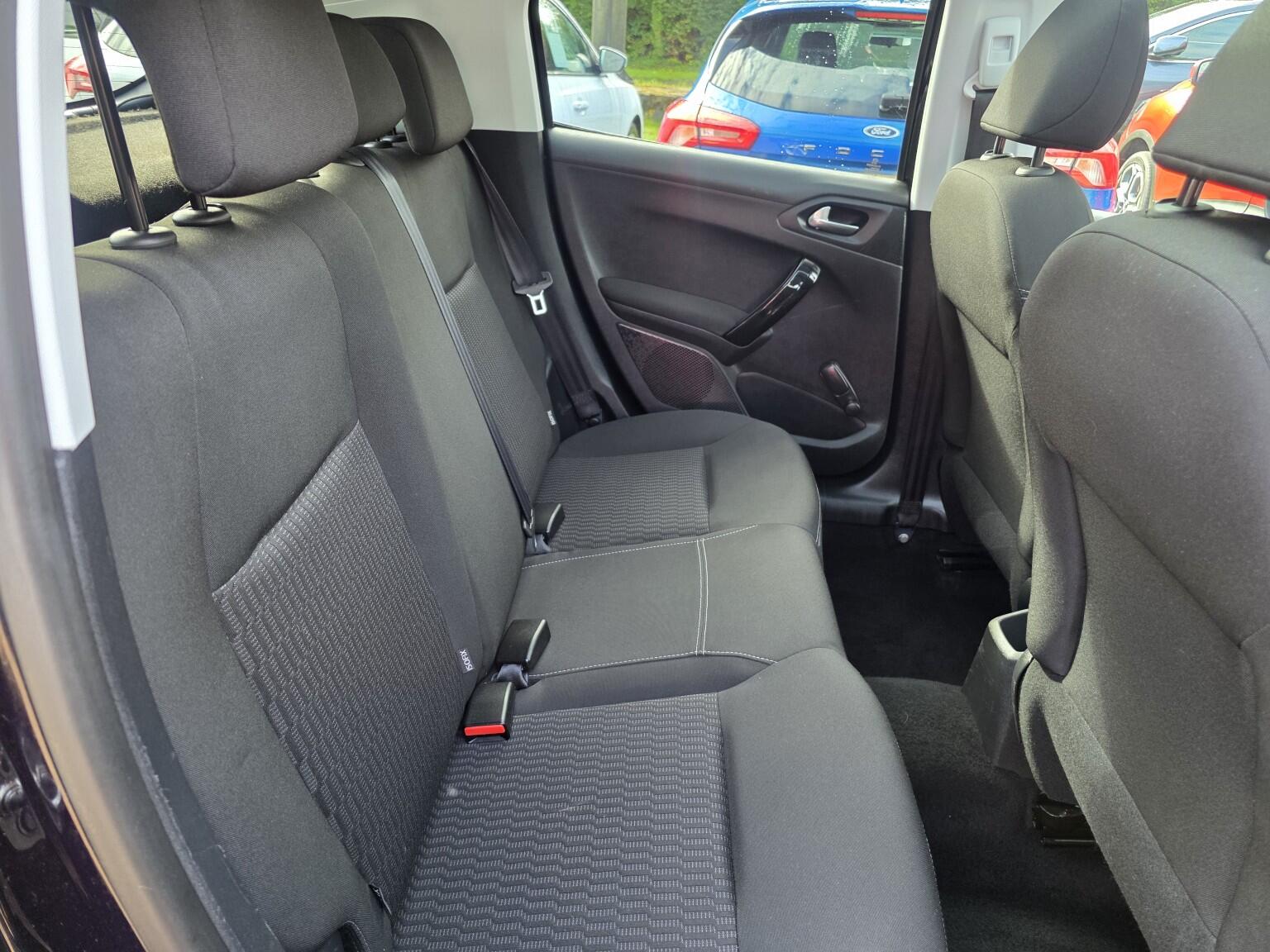 Peugeot 208 view 18