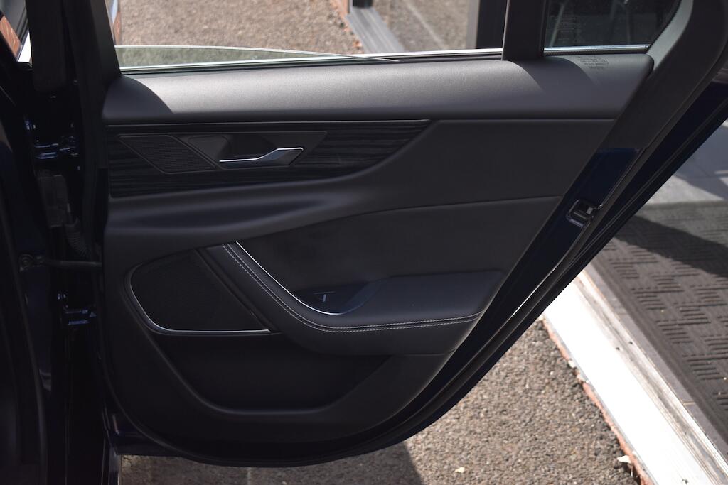 Jaguar Xe view 36
