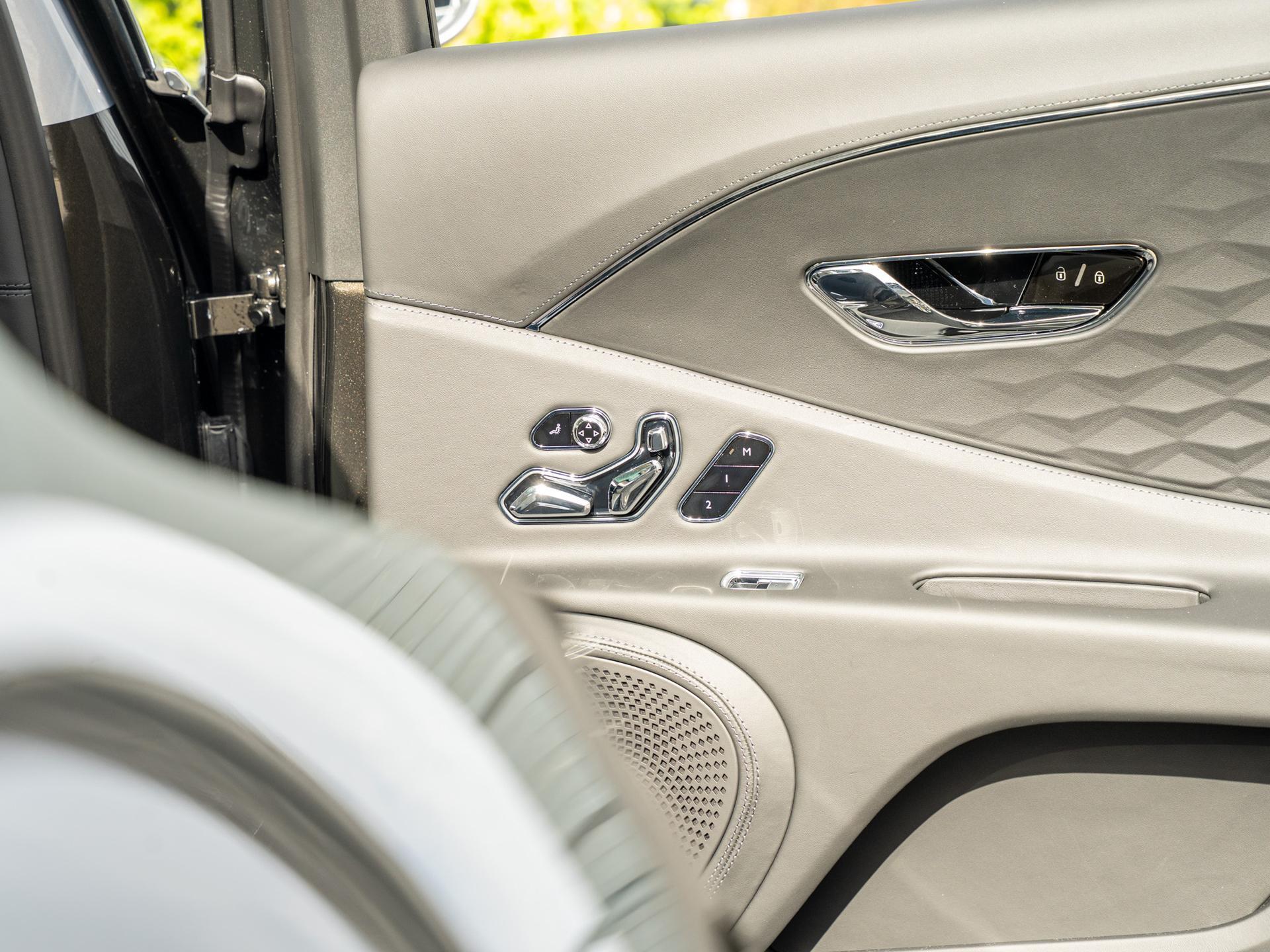Bentley Flying Spur view 38