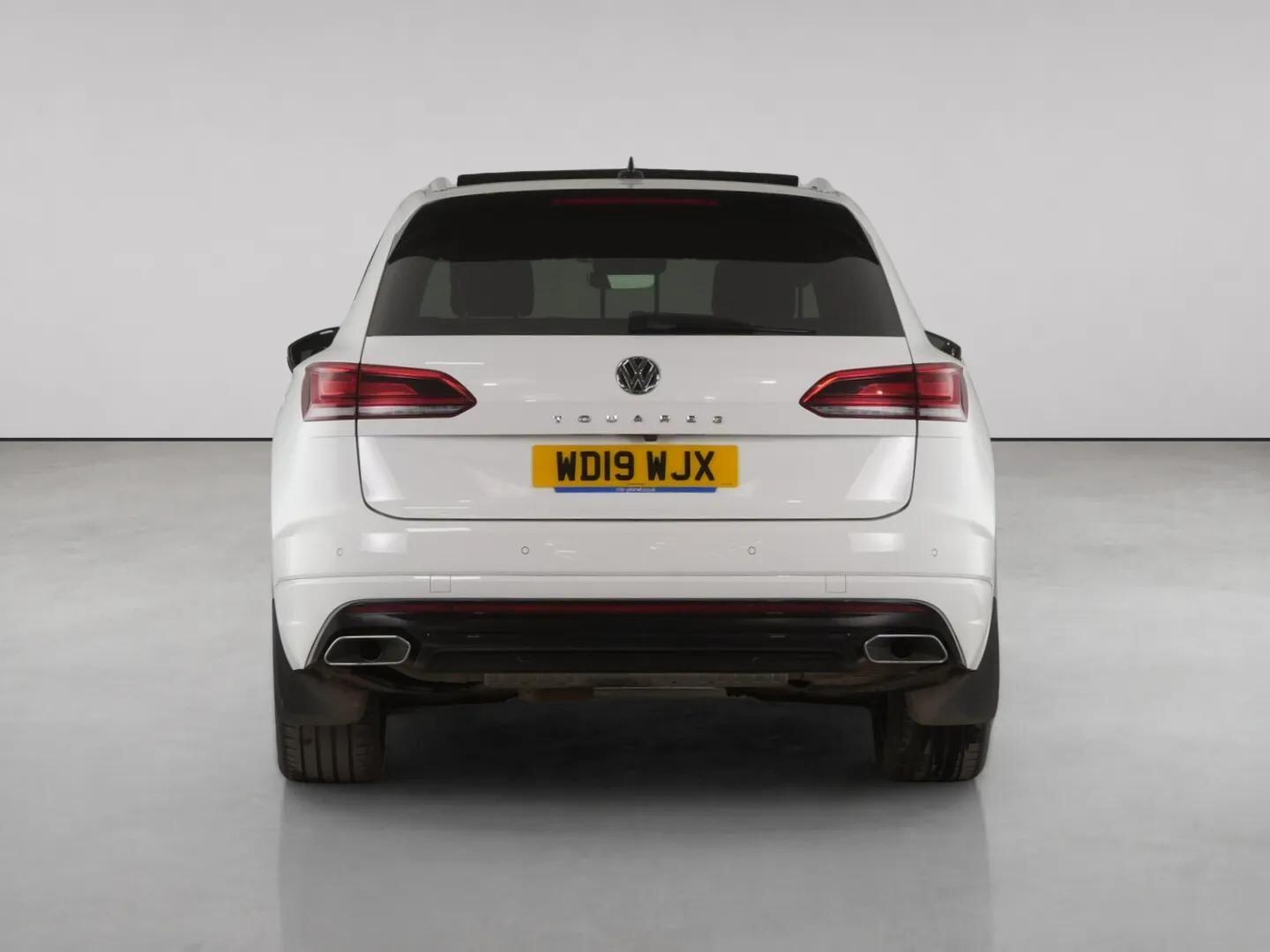 Volkswagen Touareg view 4