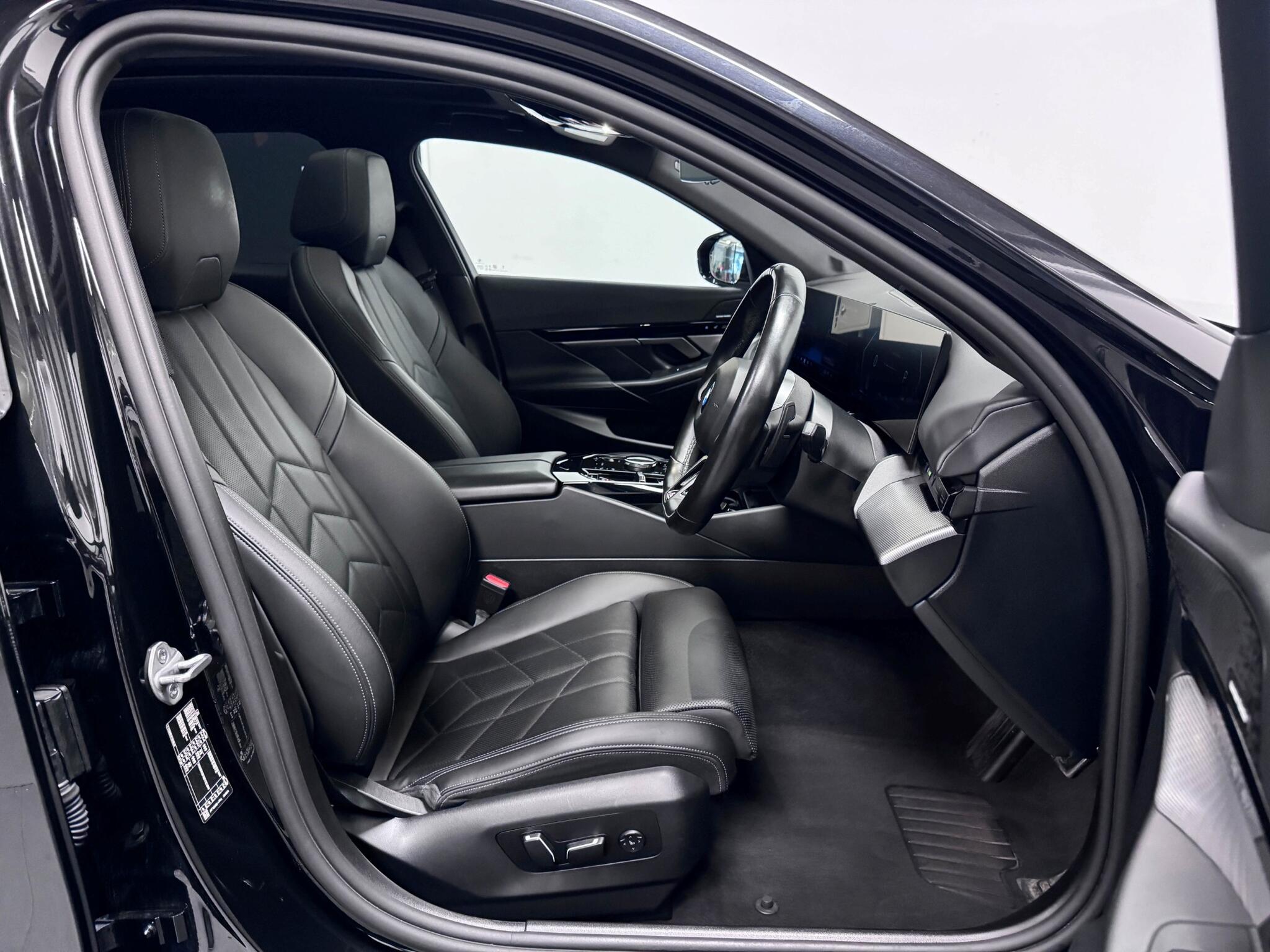 BMW 5 Series view 30