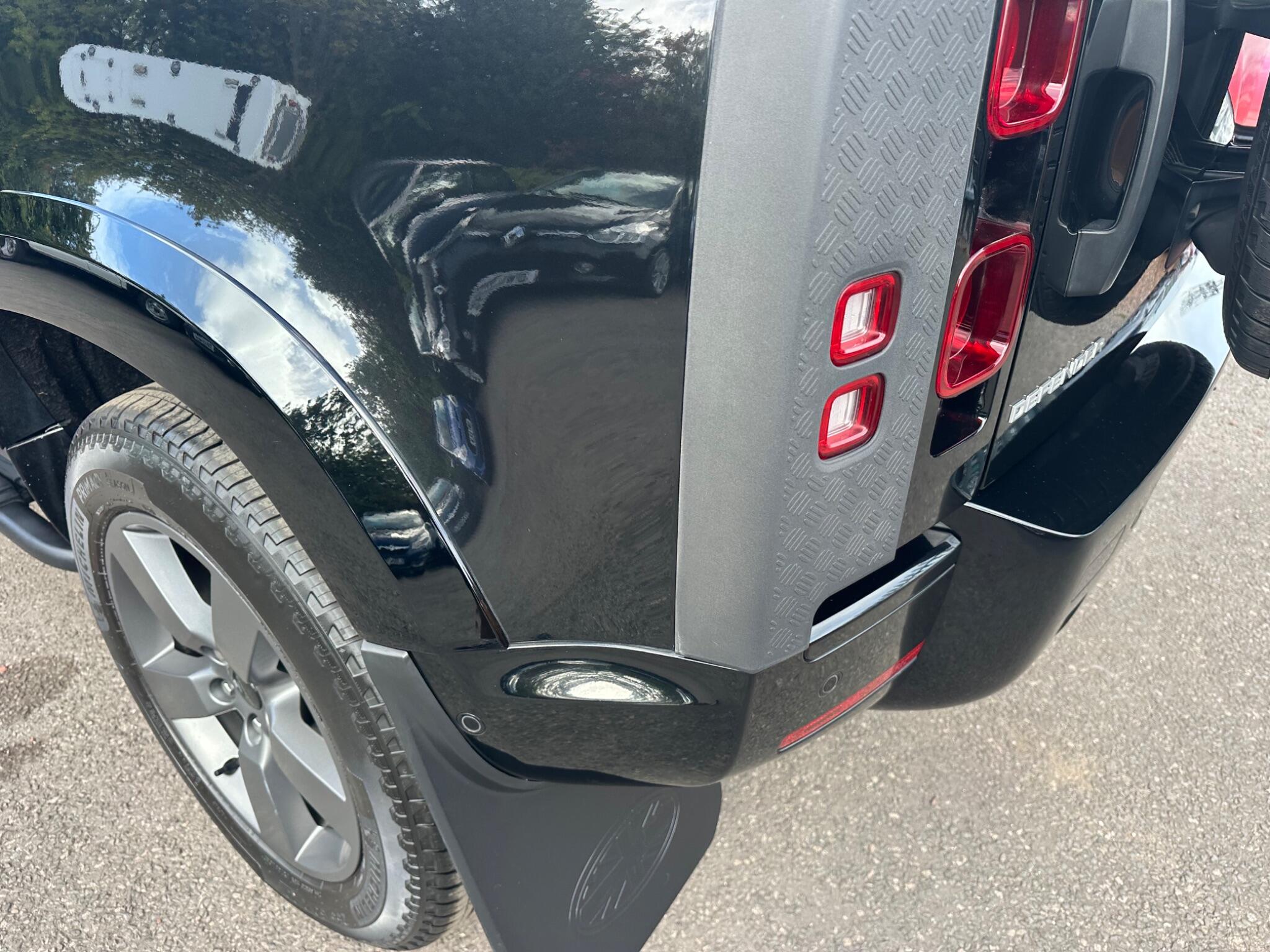 Land Rover Defender view 41