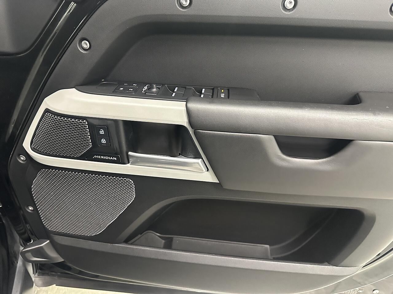 Land Rover Defender view 22