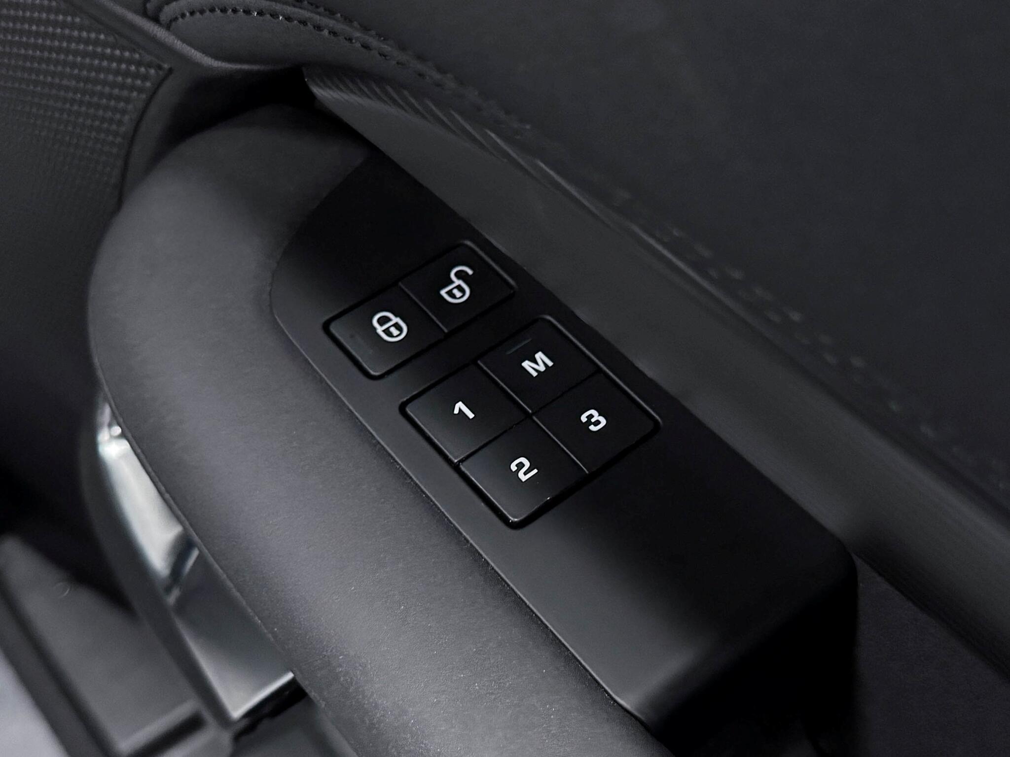 Land Rover Discovery view 30