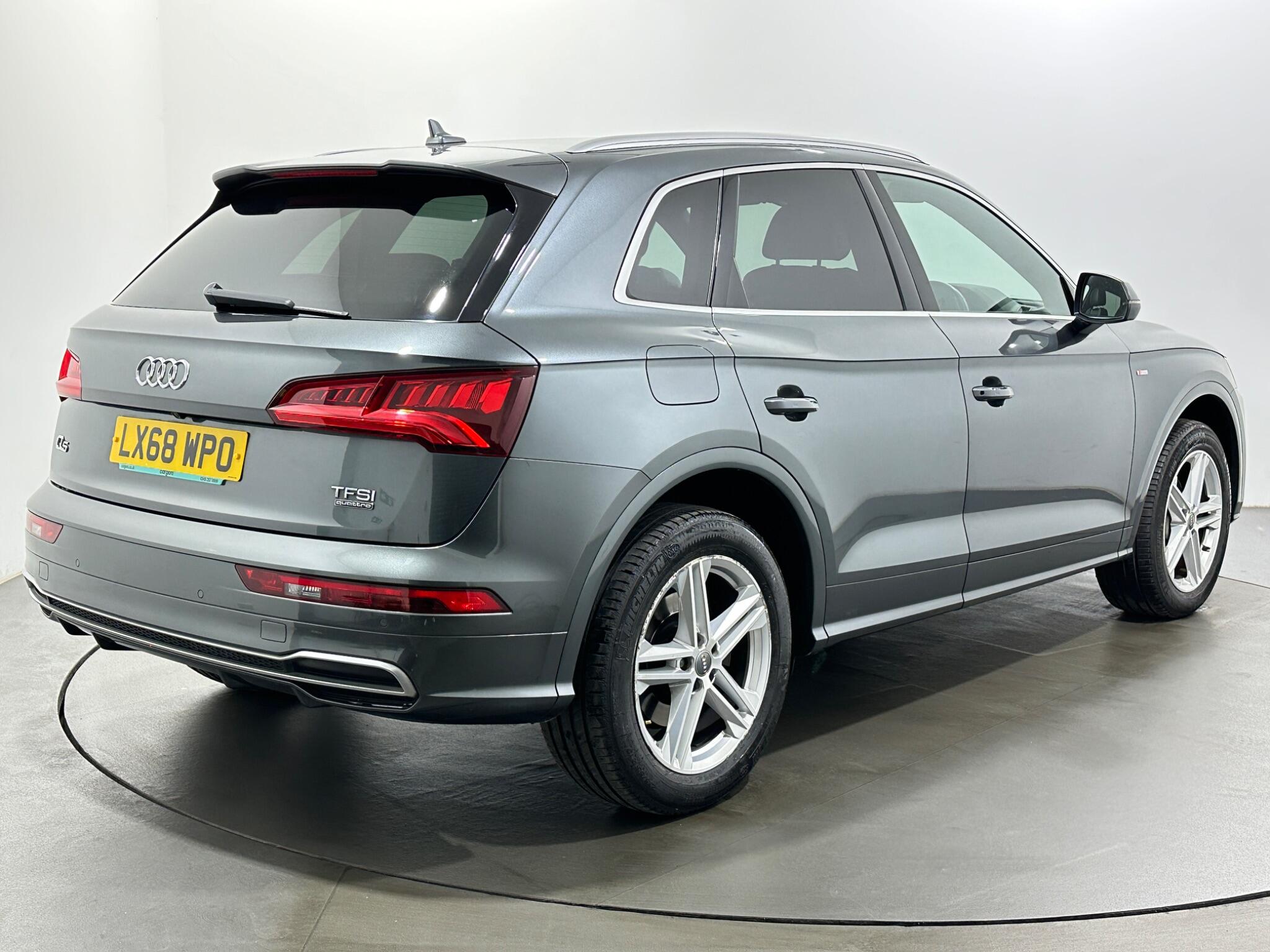 Audi Q5 view 8