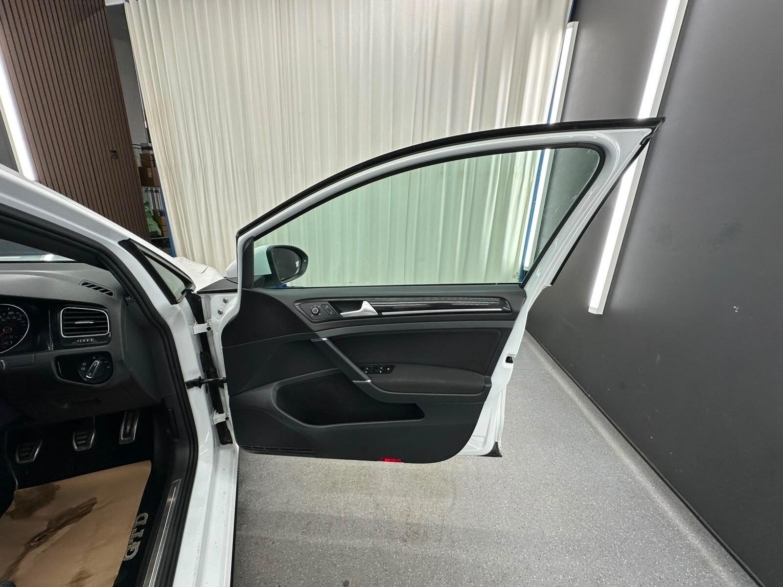Volkswagen Golf view 14