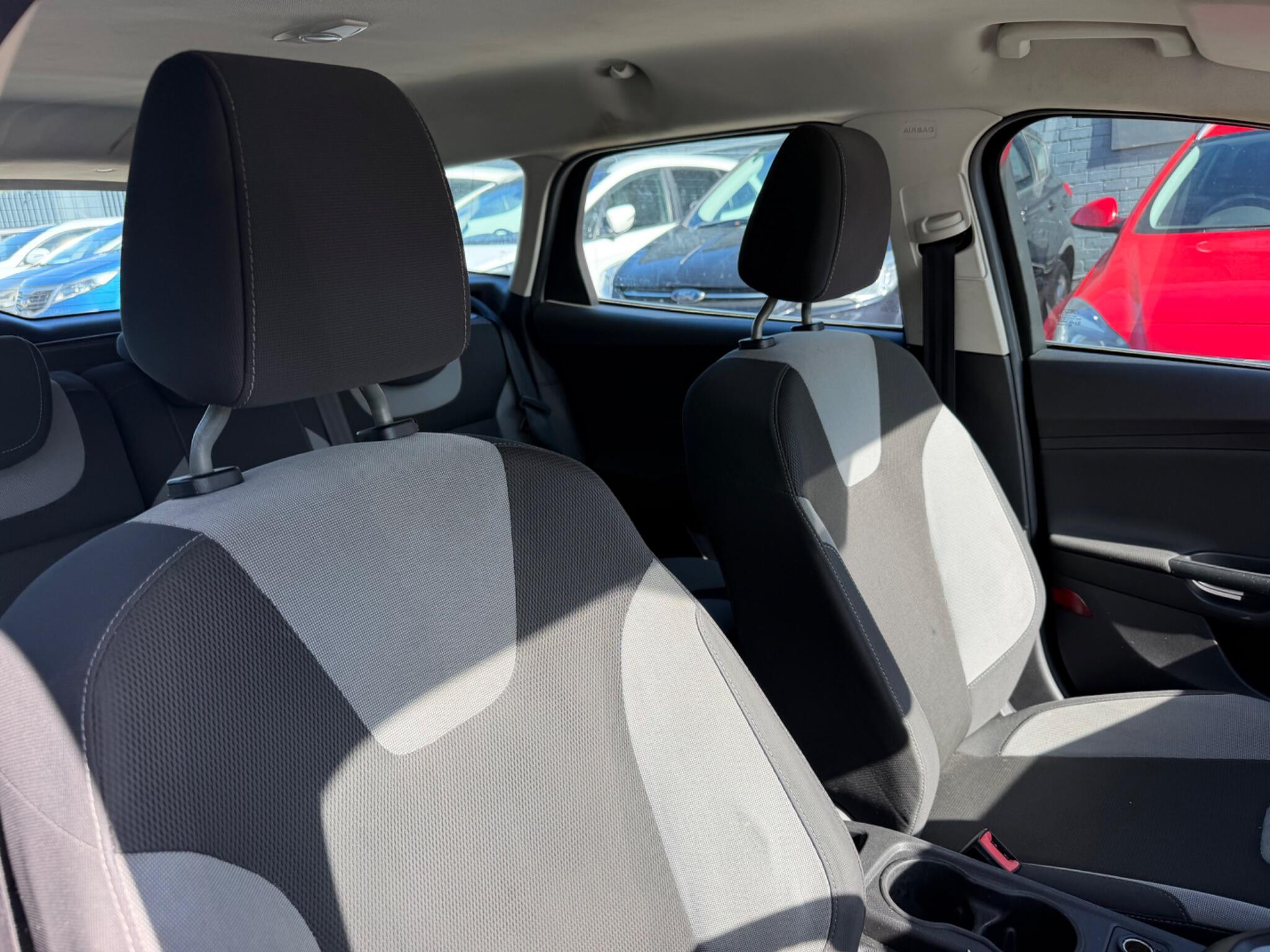 Ford Focus view 12