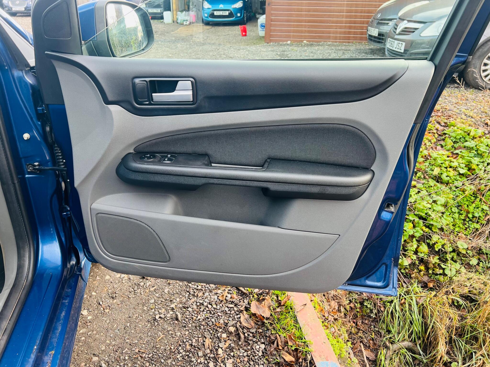 2009 Ford Focus image 19