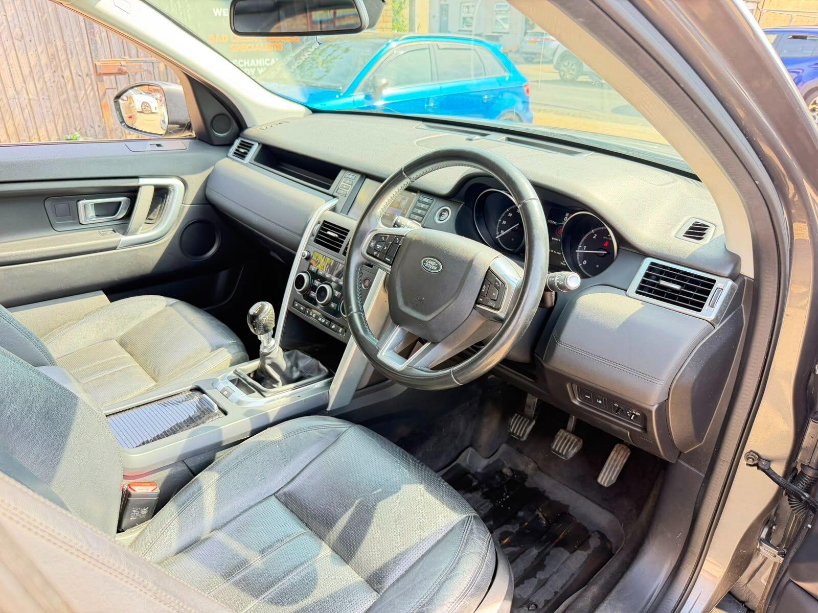 Land Rover Discovery Sport view 11