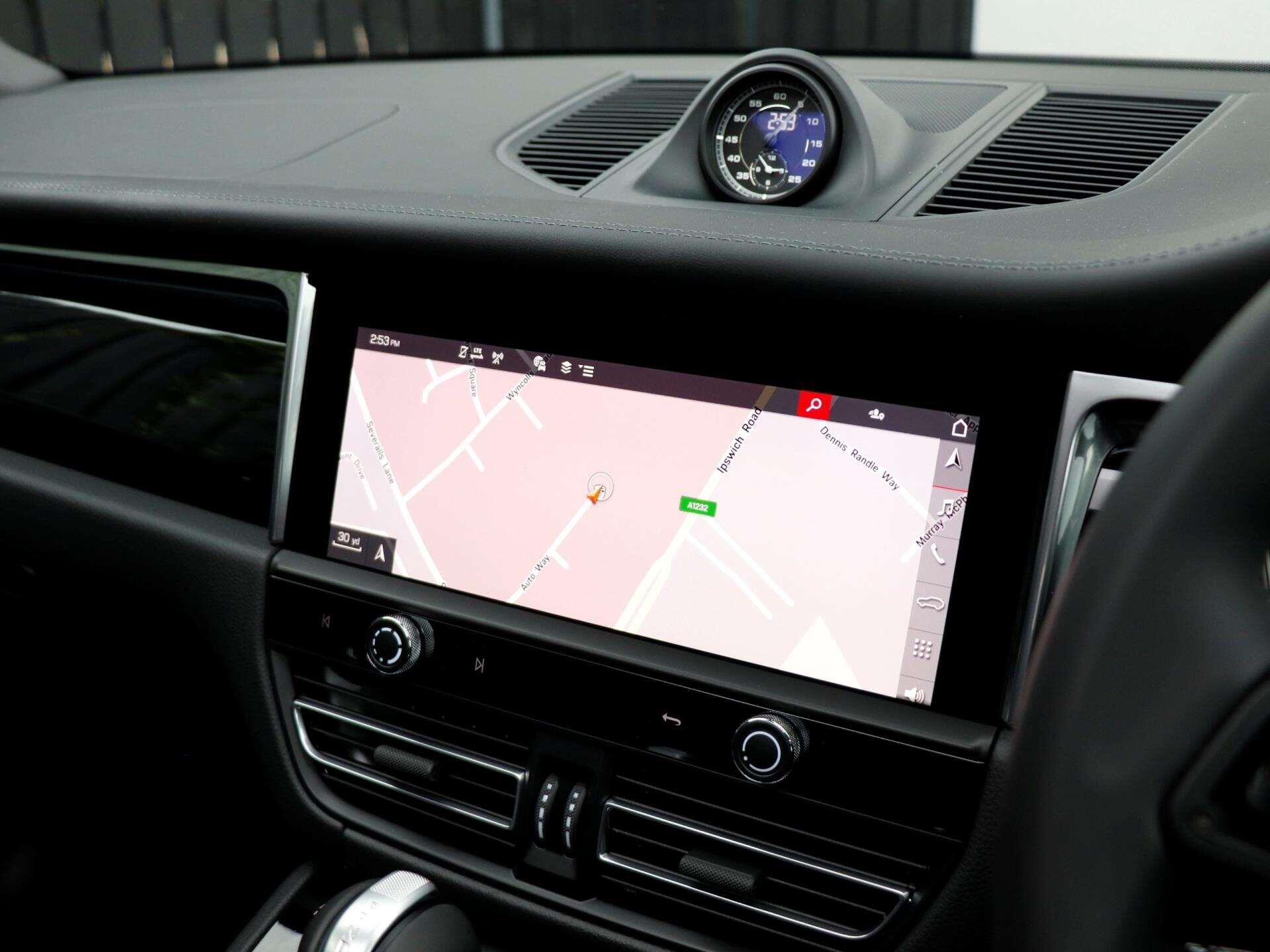 Porsche Macan view 15