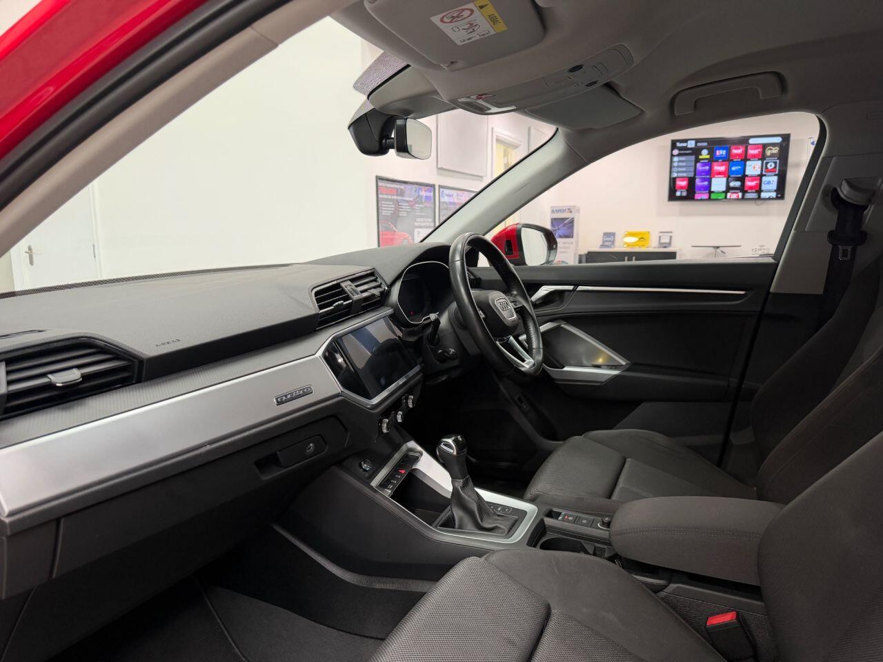 Audi Q3 view 13
