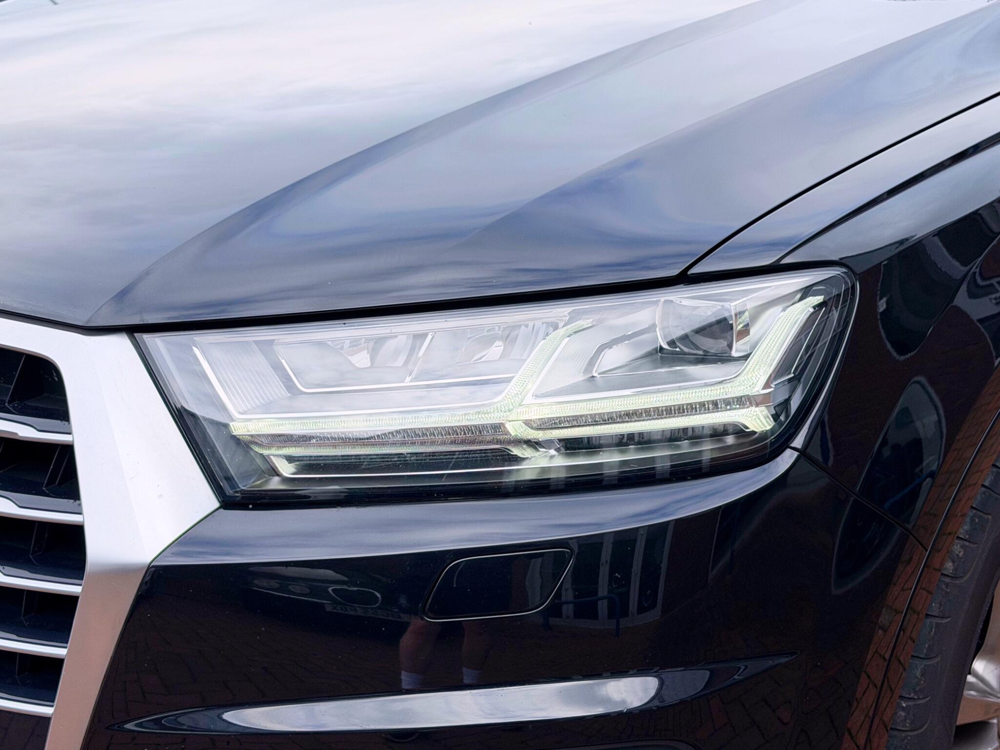 Audi Q7 view 45