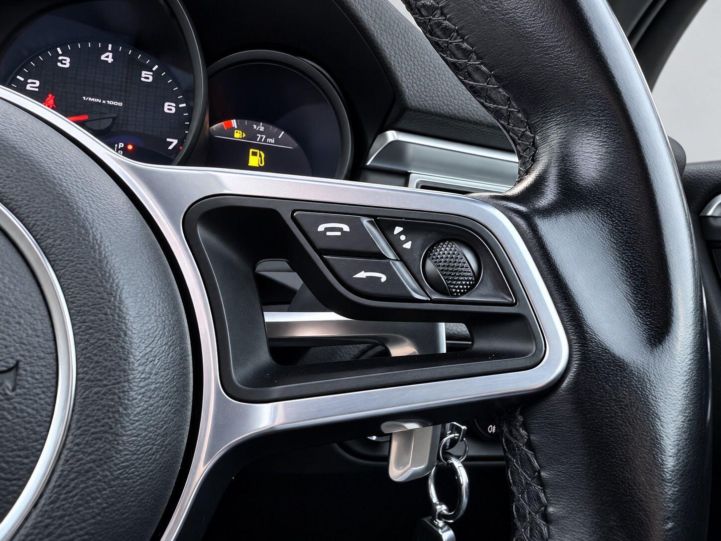 Porsche Macan view 34