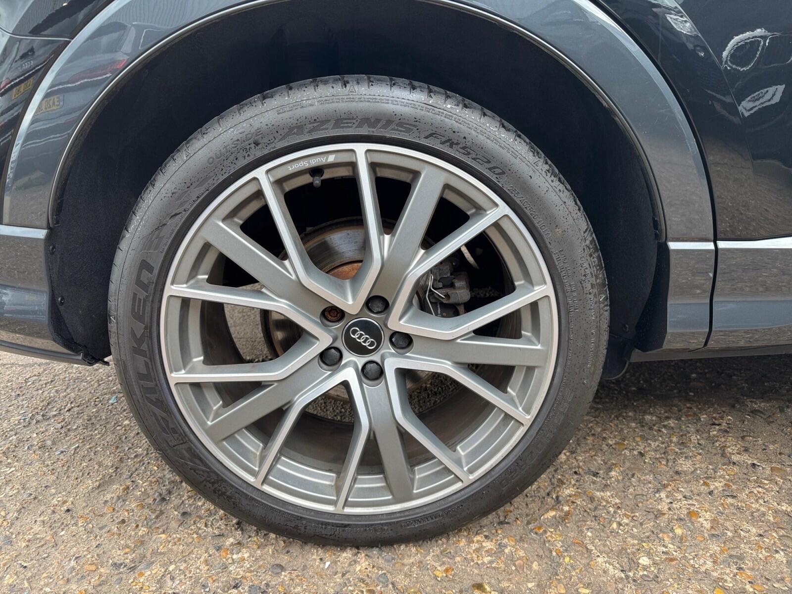 Audi Q3 view 18
