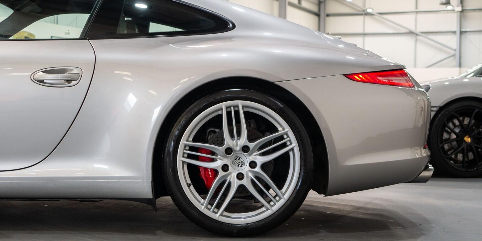 Porsche 911 view 8