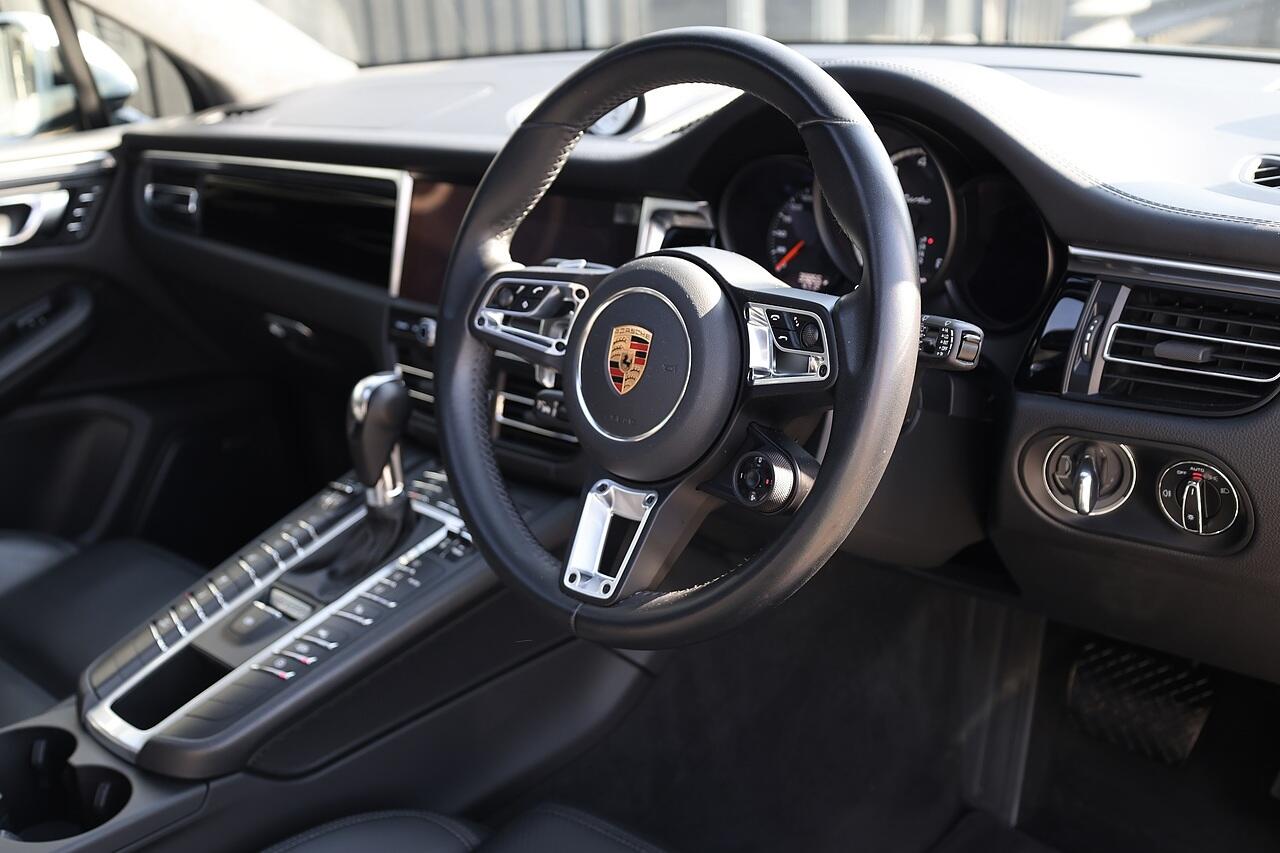 Porsche Macan view 20