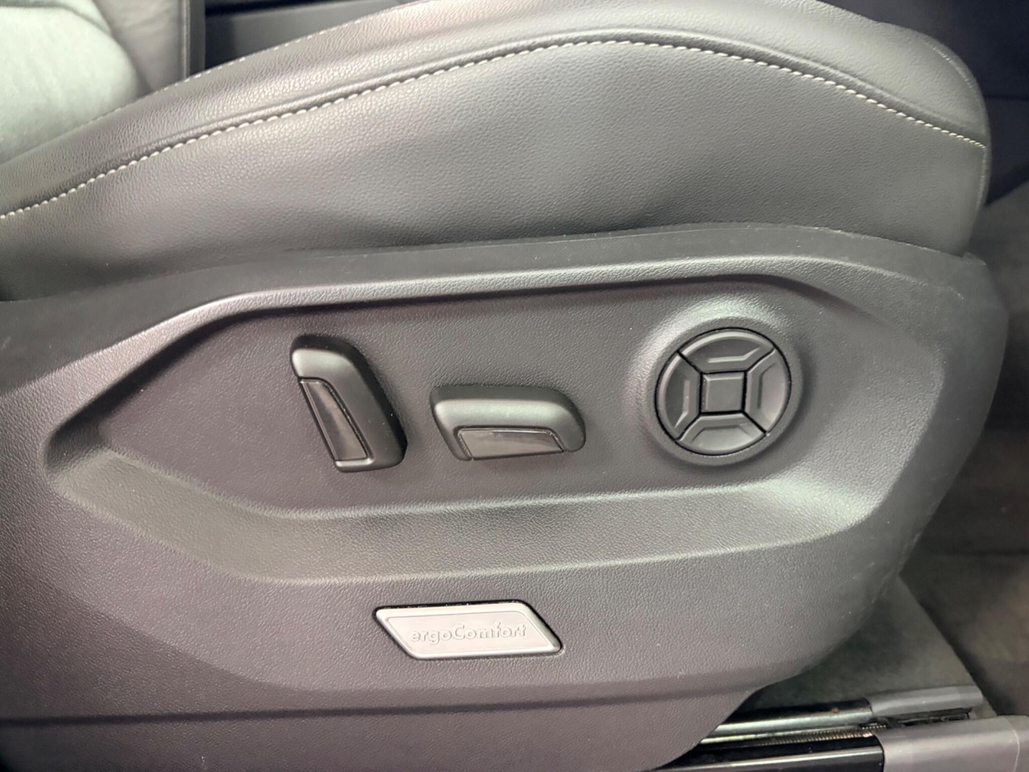 Volkswagen Touareg view 13