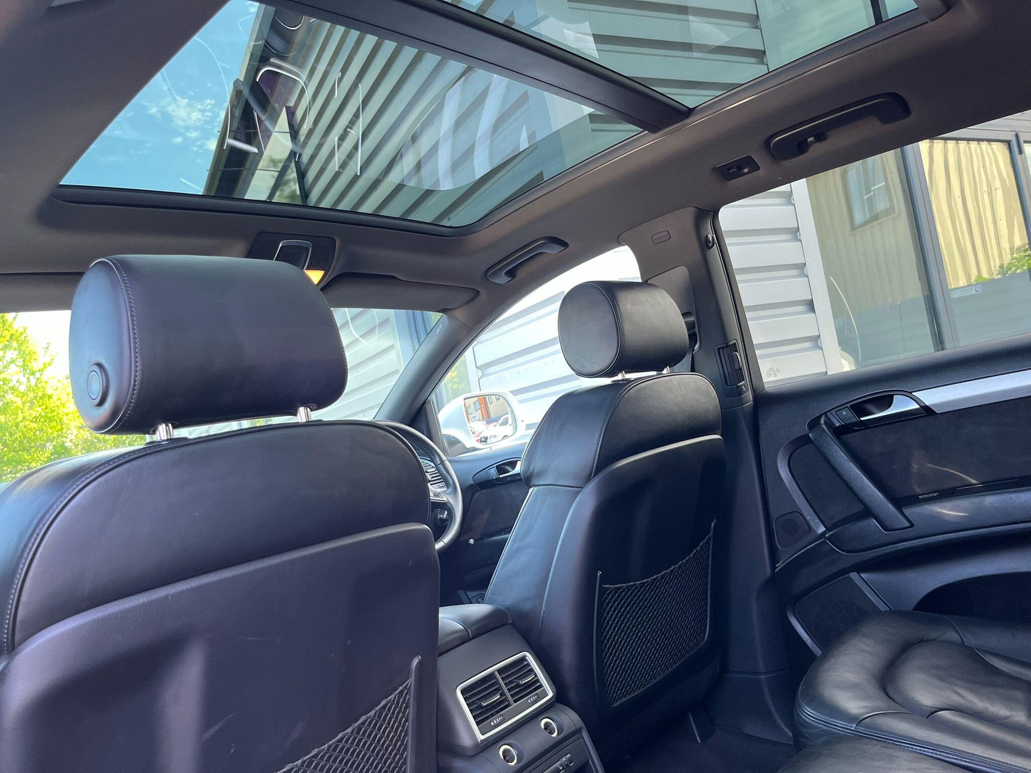 Audi Q7 view 11