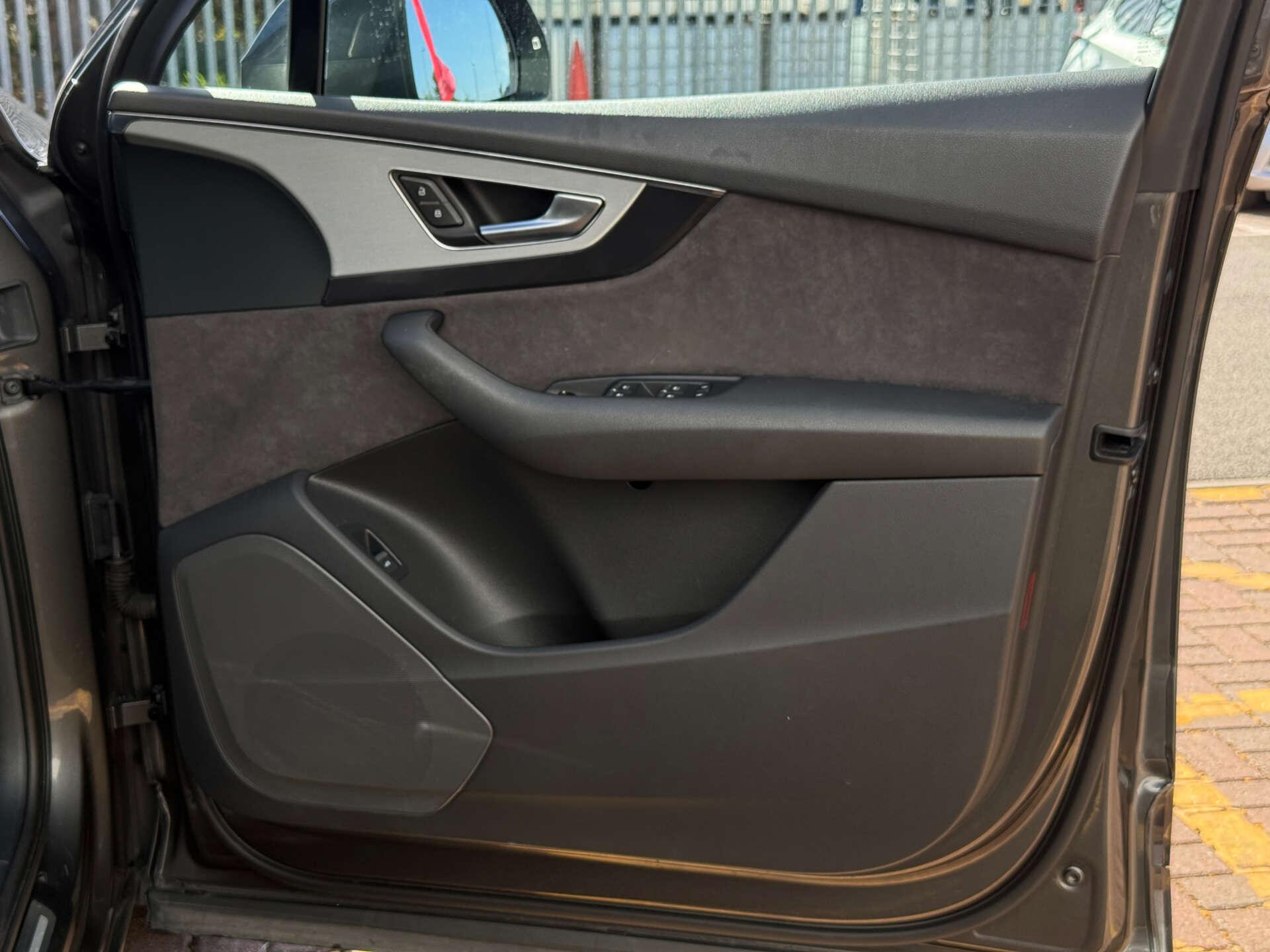 Audi SQ7 view 17