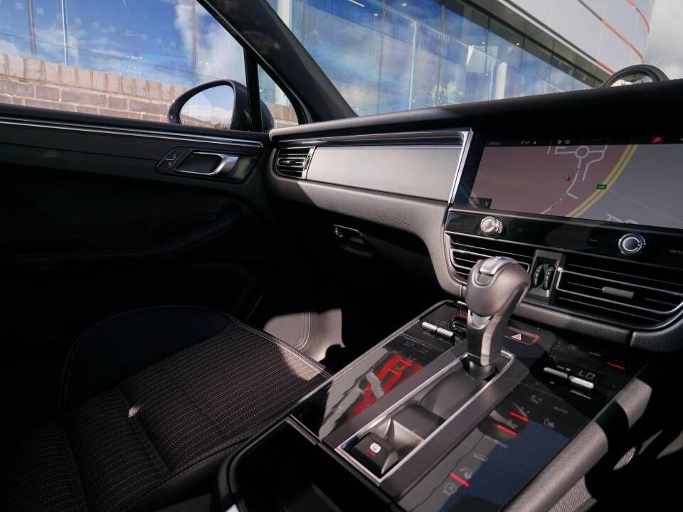 Porsche Macan view 8