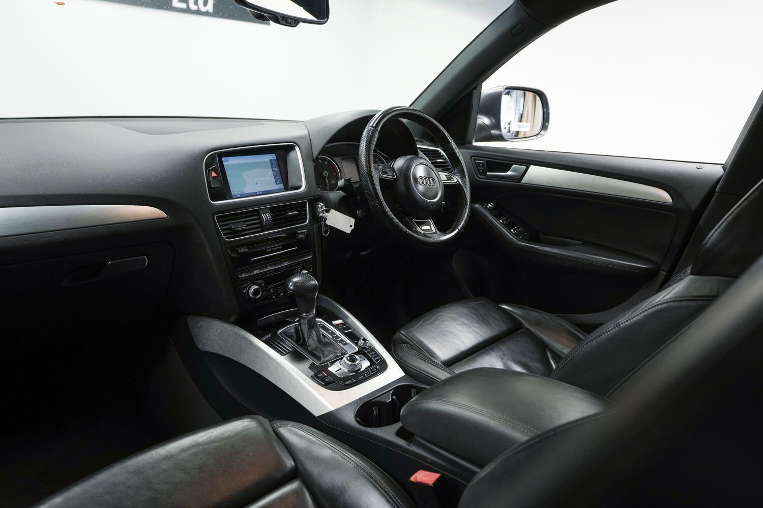 Audi Q5 view 16