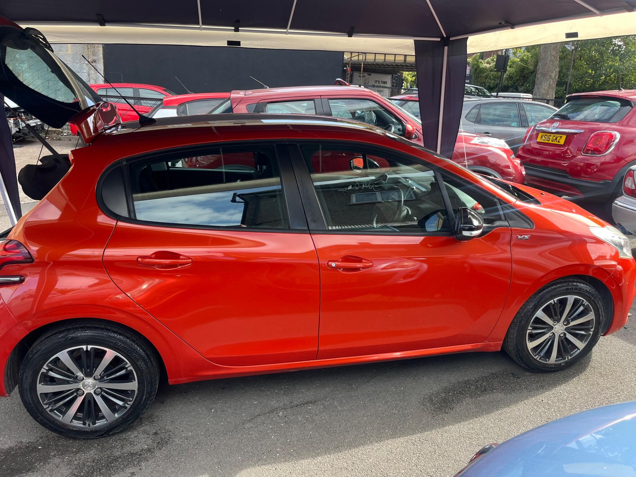 Peugeot 208 view 4