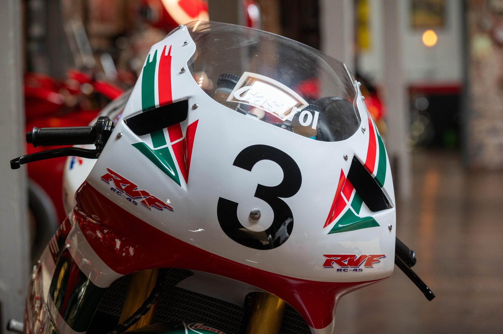 Honda RVF750 view 19
