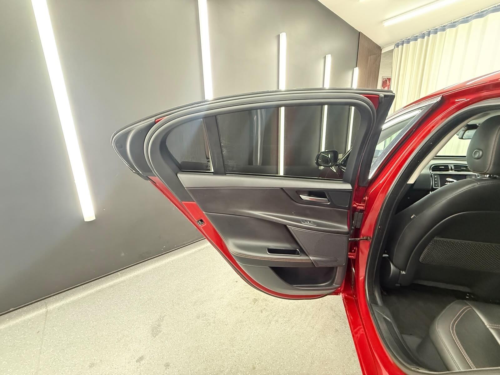 Jaguar Xe view 14