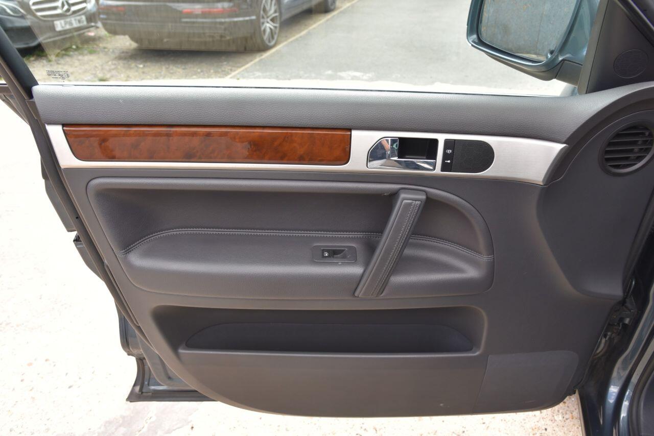 Volkswagen Touareg view 48