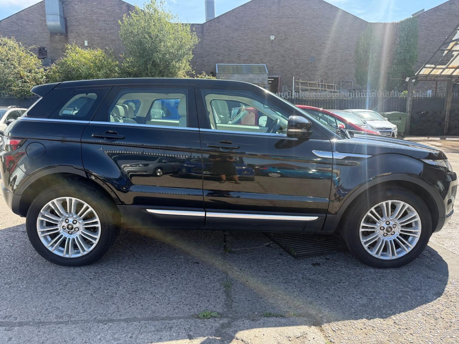 Land Rover Range Rover Evoque view 3